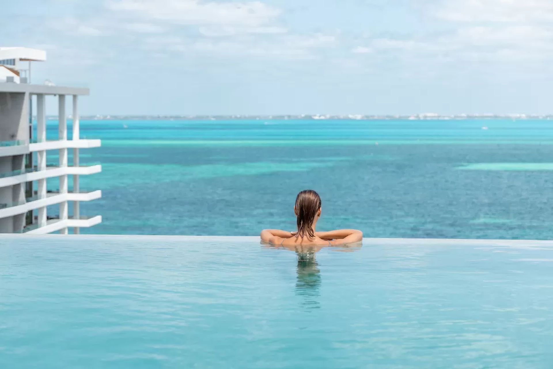 girl-at-the-garza-blanca-rooftop-pool