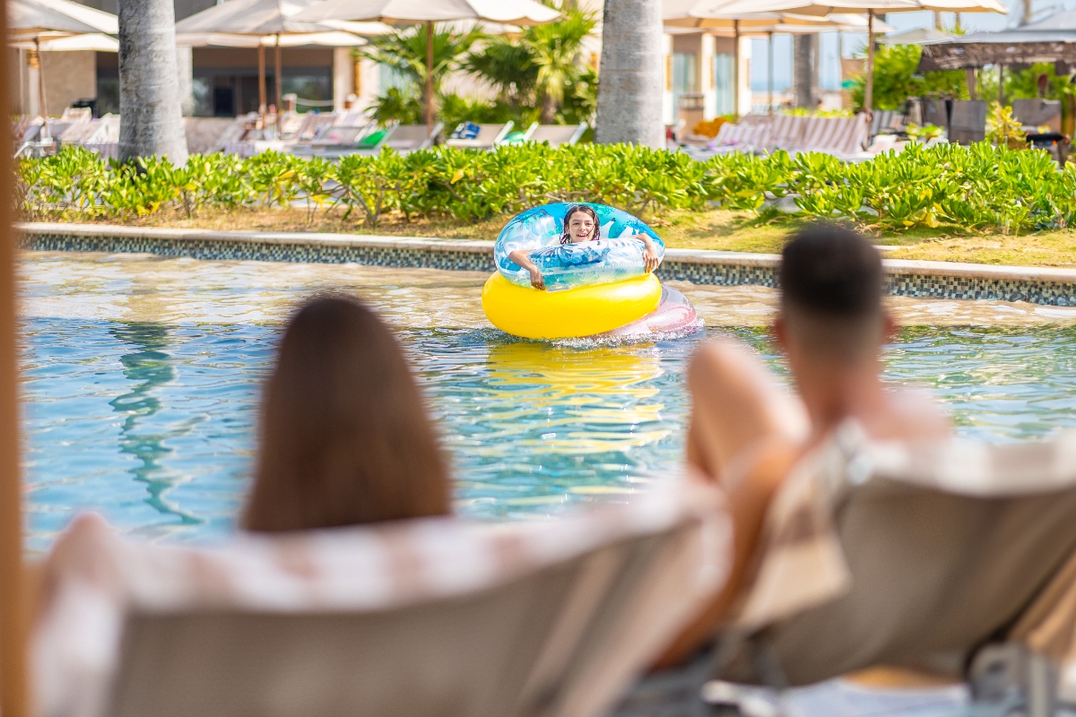 parents-relaxing-at-villa-del-palmar-cancun-pool