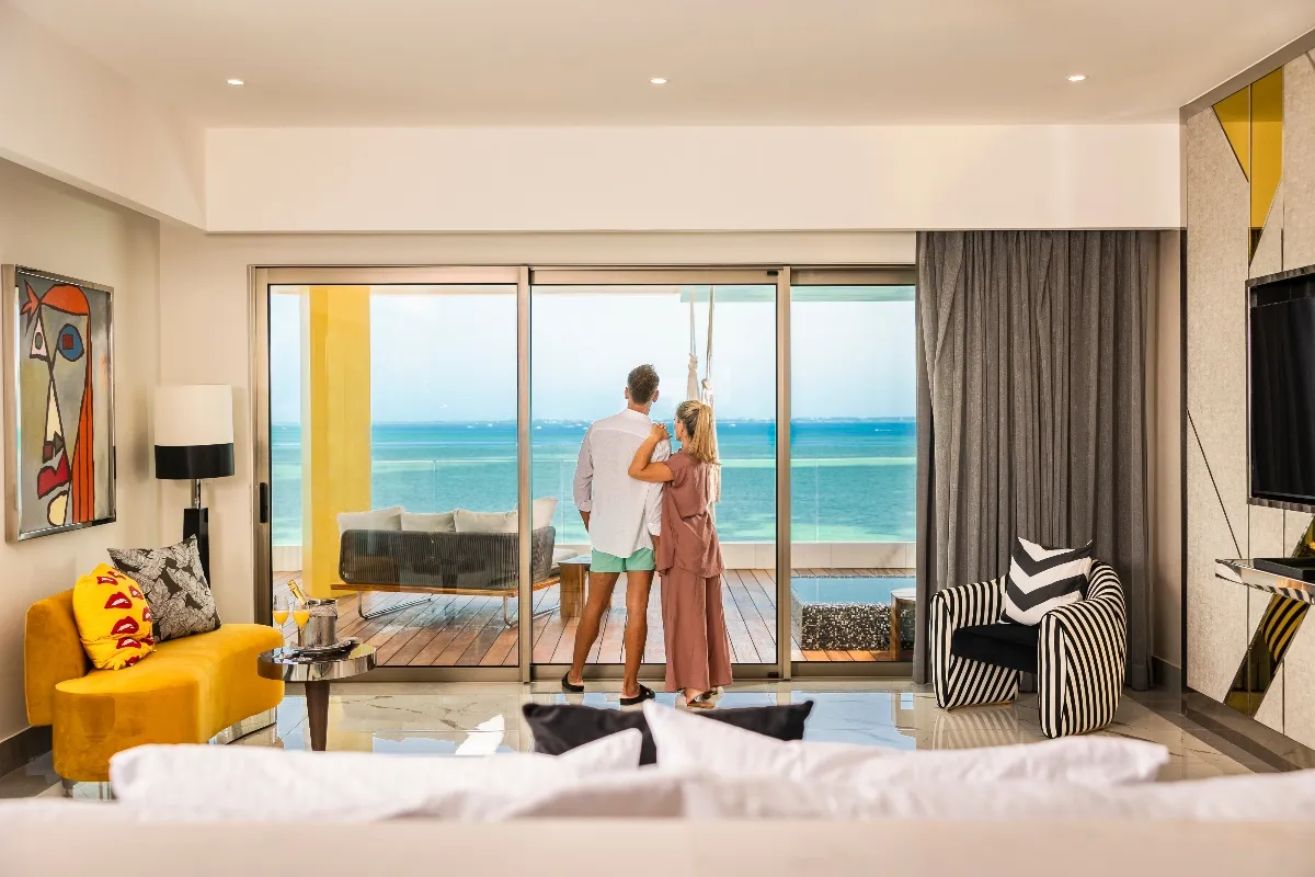 couple-watching-the-sea-from-an-hotel-mousai-cancun-suite