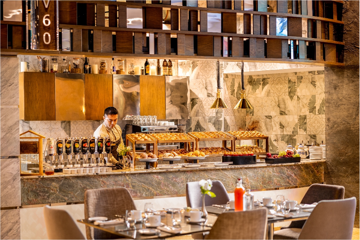 chef-preparing-some-food-at-garza-blanca-cancun-gourmet-hall