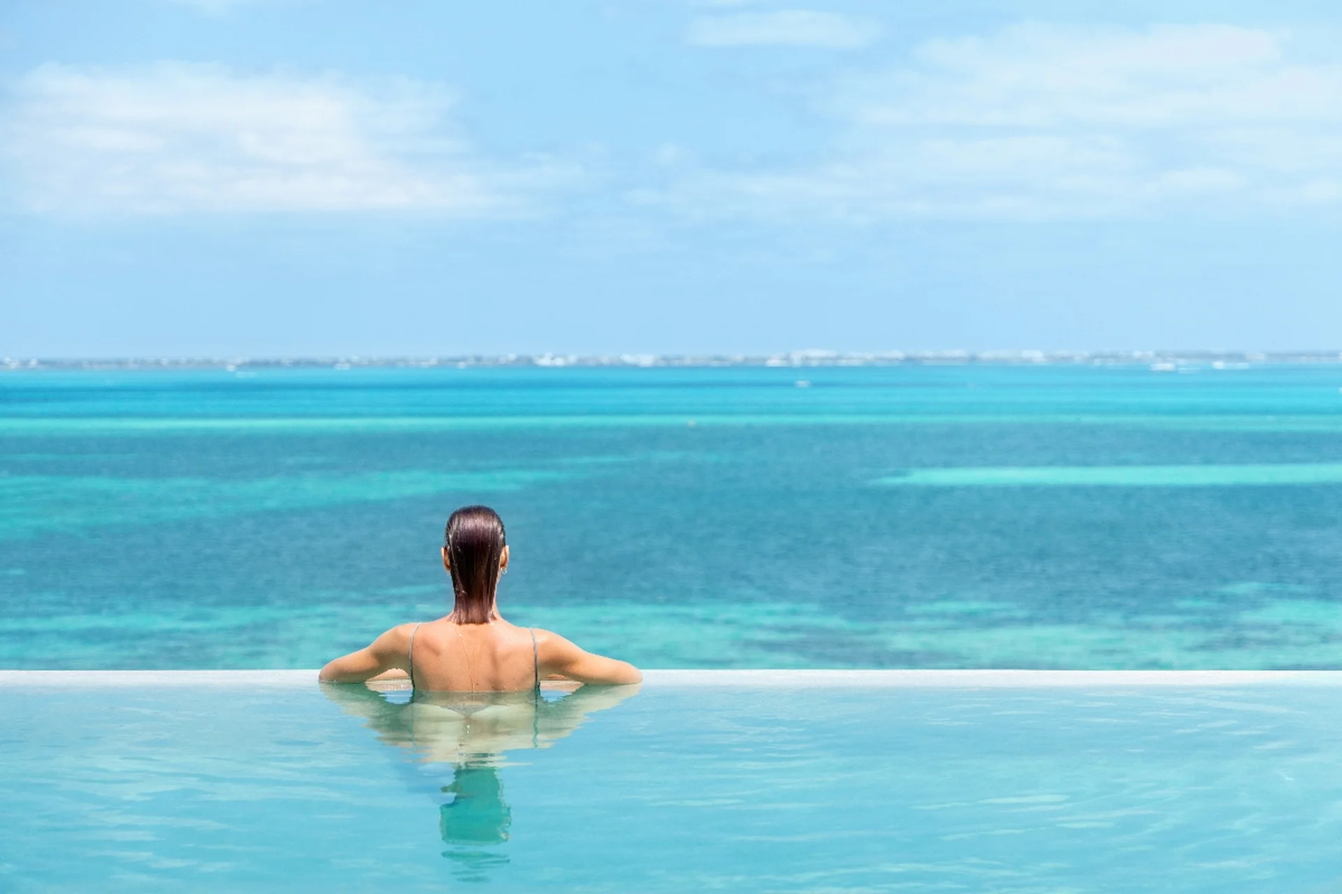 Chica en la alberca de la azotea de Garza Blanca Cancún