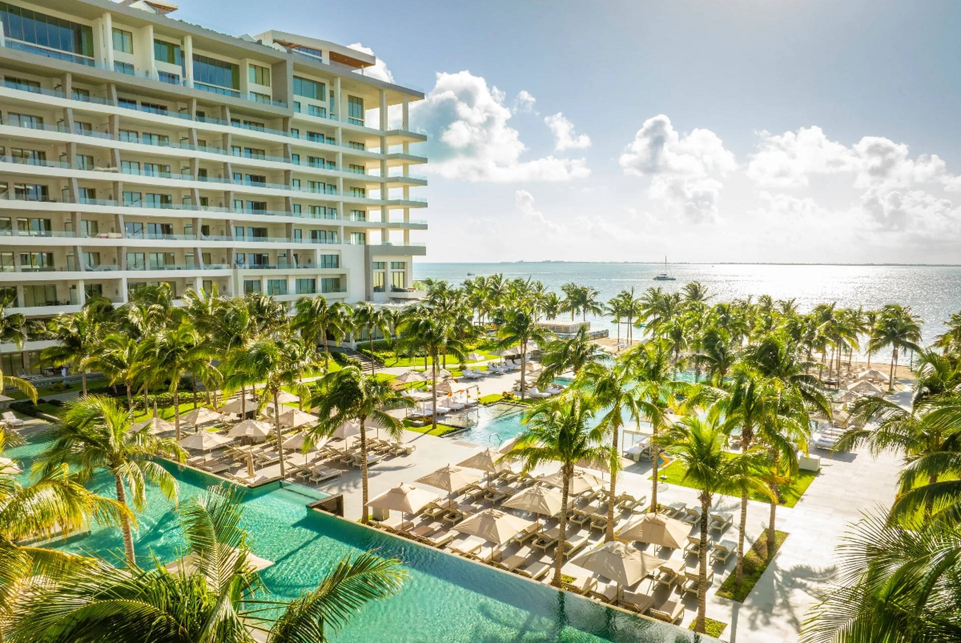 Vista del área de albercas de Garza Blanca Cancún