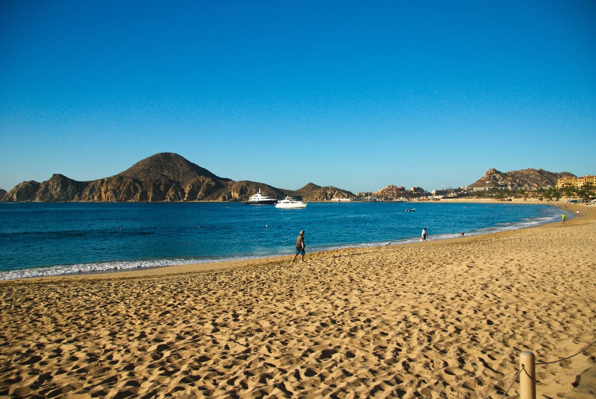 Caminata matutina en playa El Médano, Cabo, México