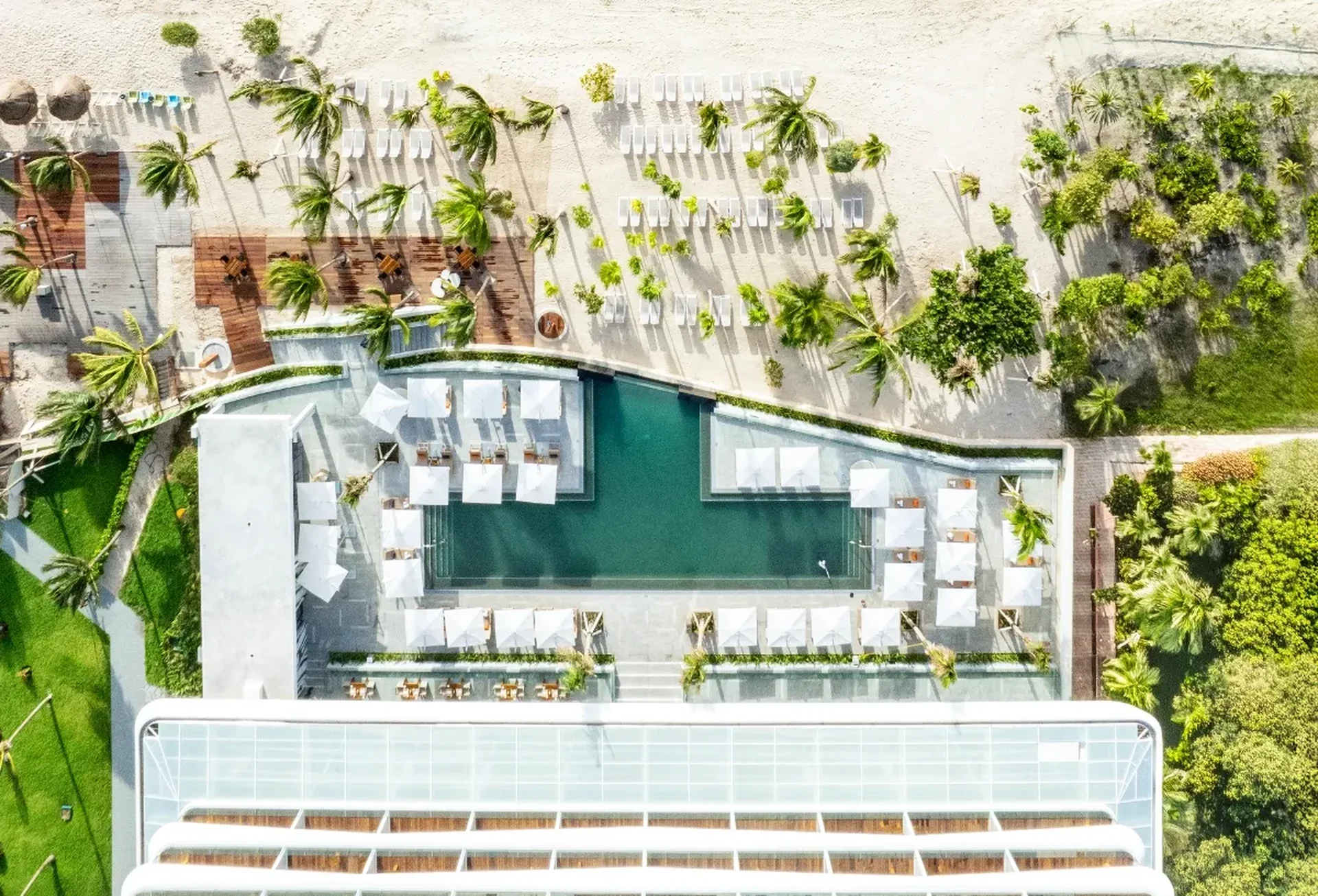 Vista aérea de la alberca y la playa de Hotel Mousai Cancún