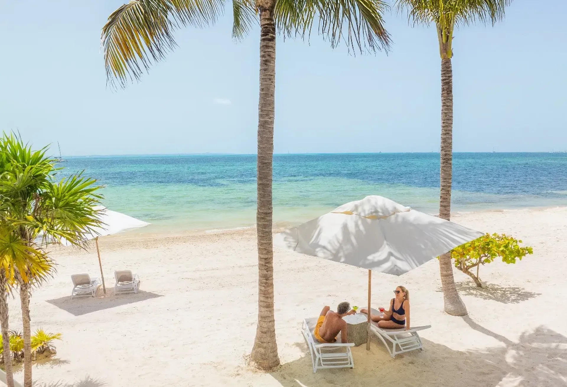 couple-enjoying-the-hotel-mousai-cancun-beach