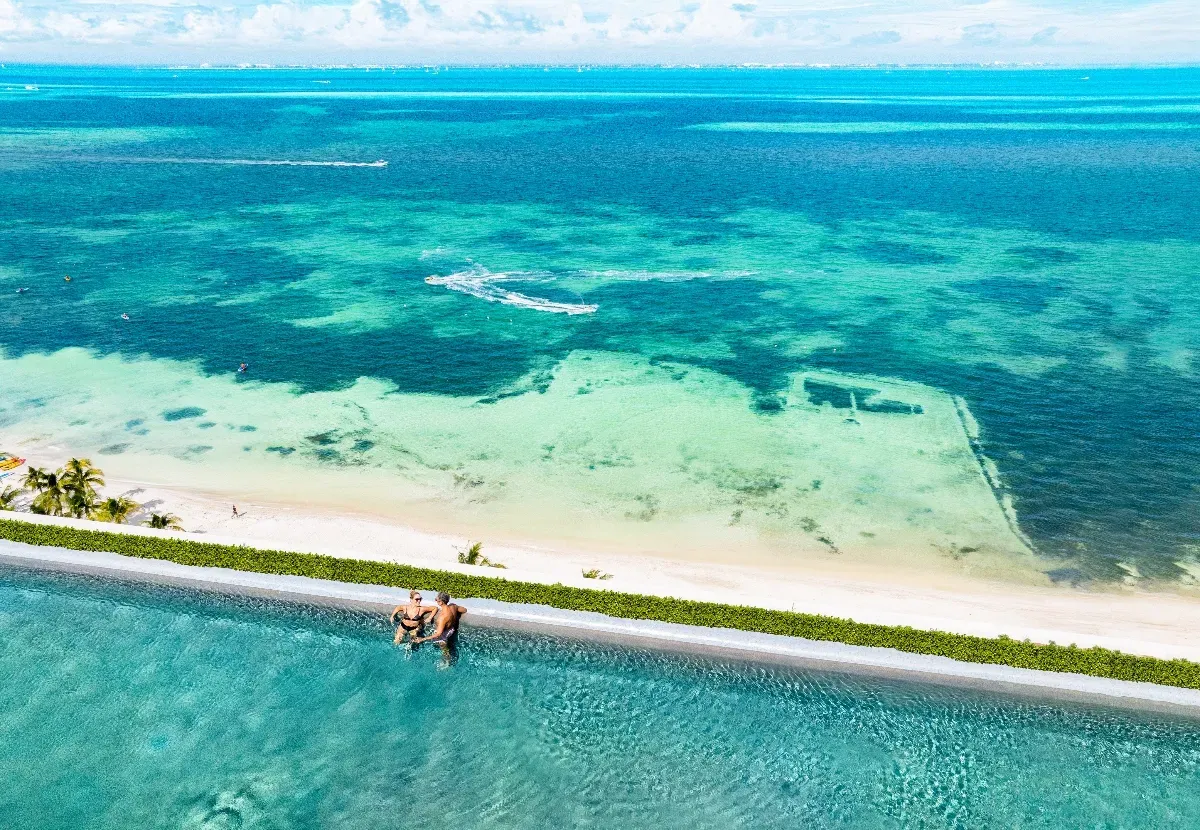 view-of-a-couple-relaxing-at-the-hotel-mousai-cancun-rooftop-pool