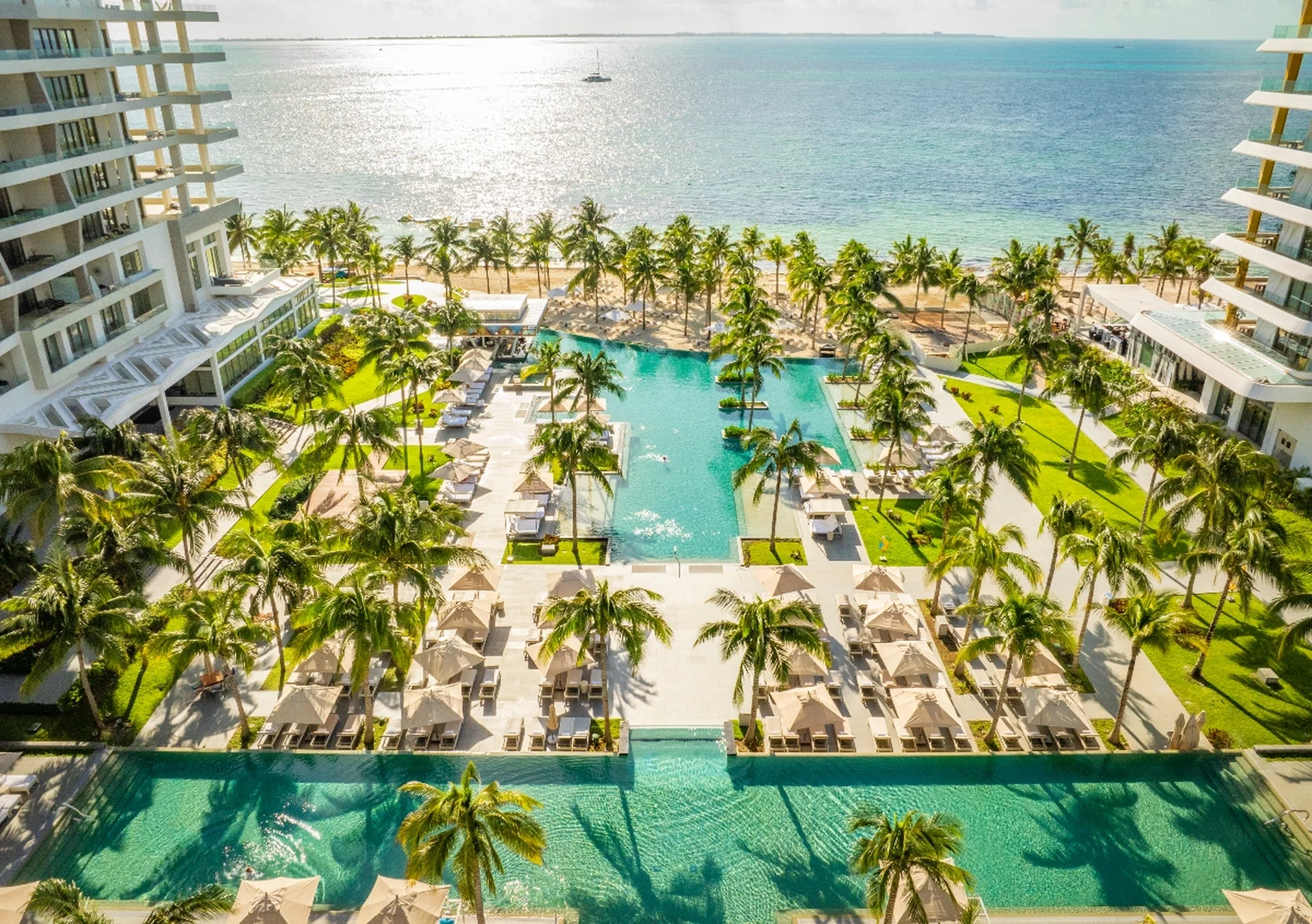 Vista aérea del área de albercas de Garza Blanca Cancún
