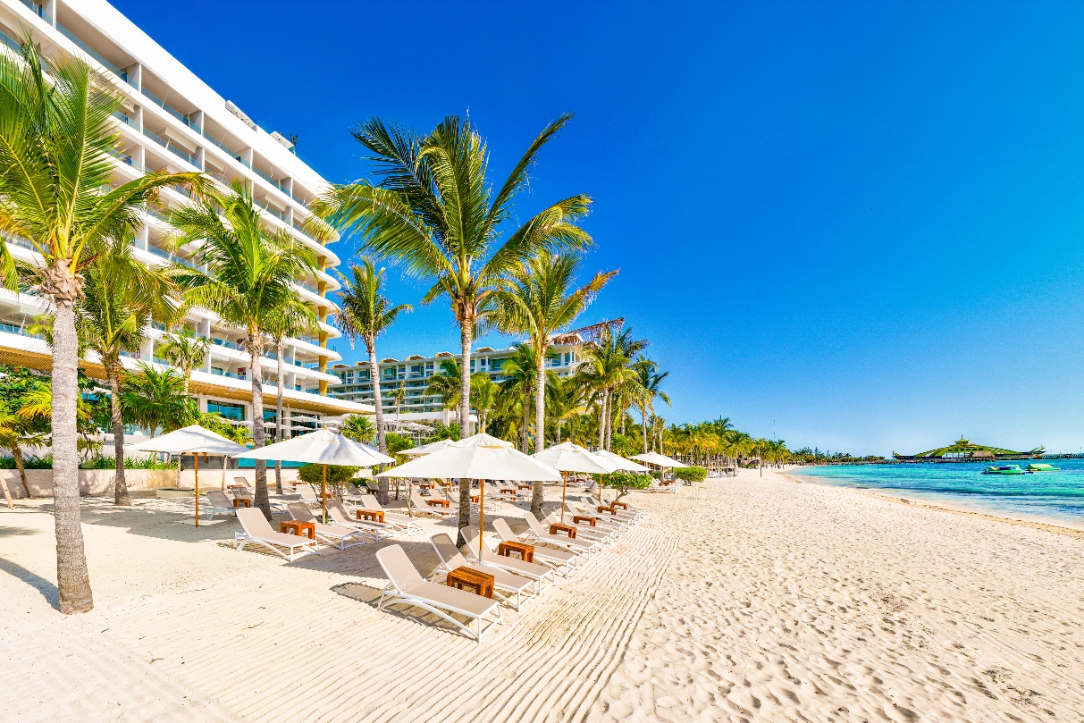white-sand-beach-at-hotel-mousai-cancun