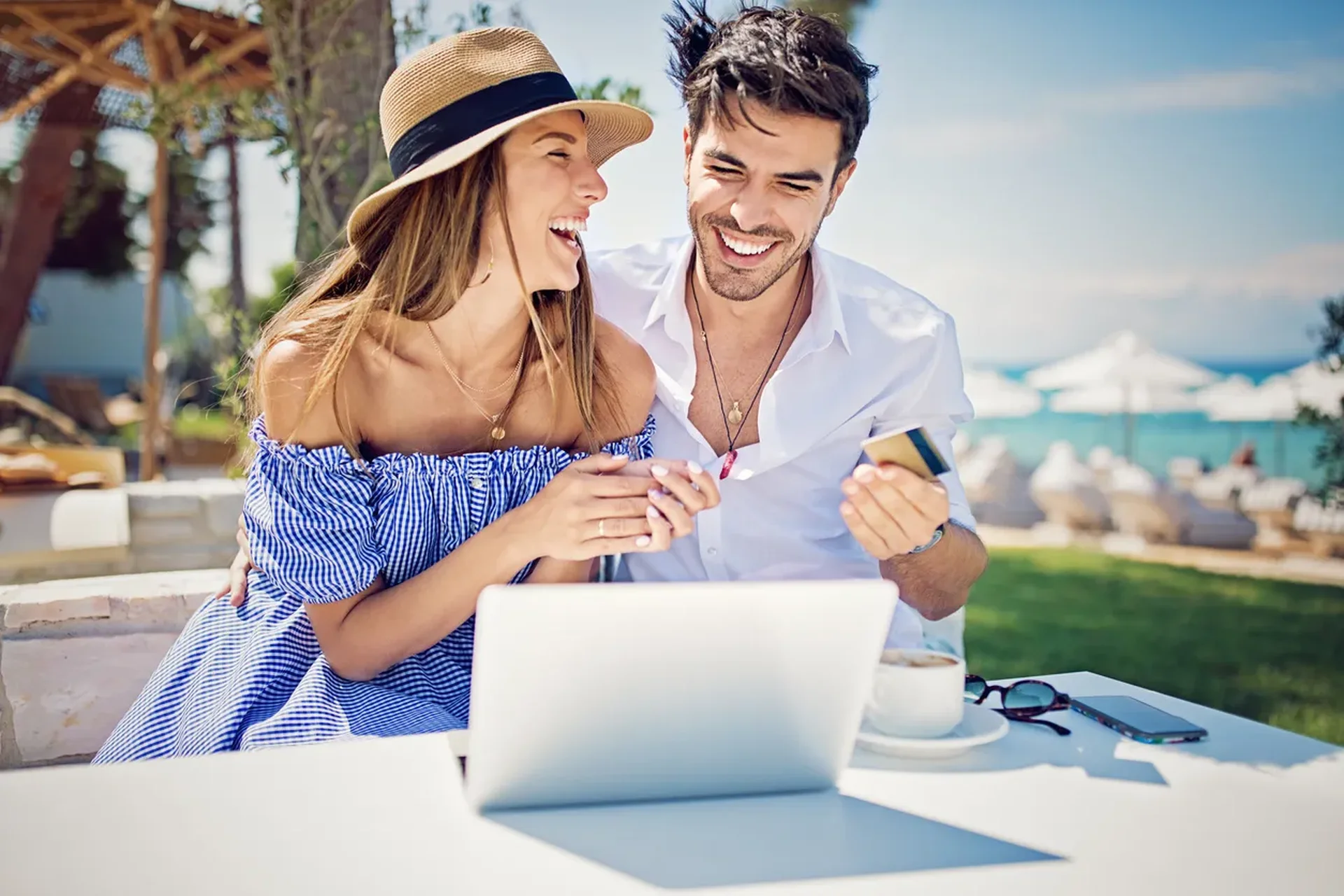 Pareja usando tarjetas de crédito para comprar en línea