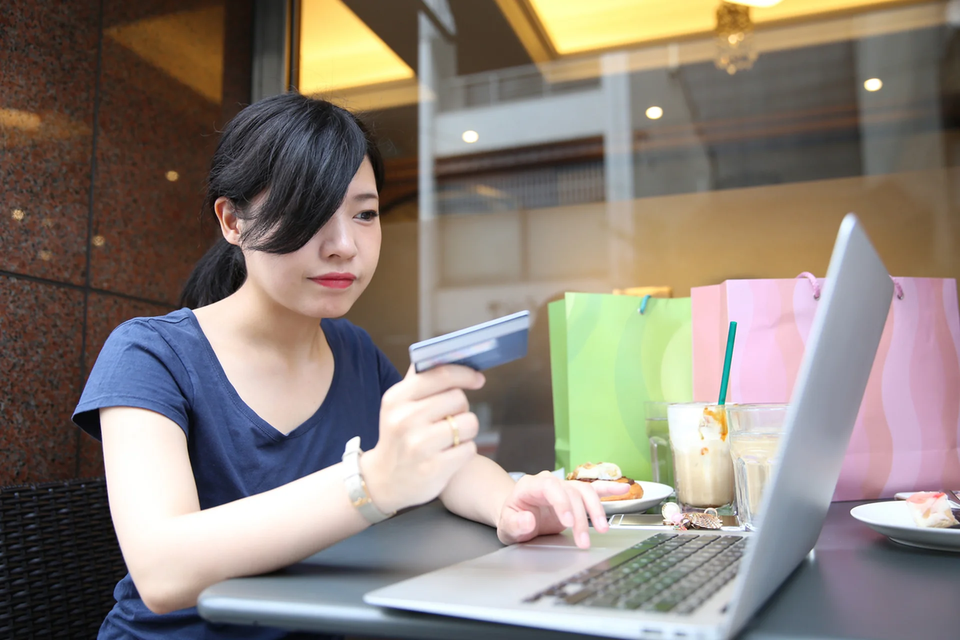Mujer usando su computadora para comprar algo por internet