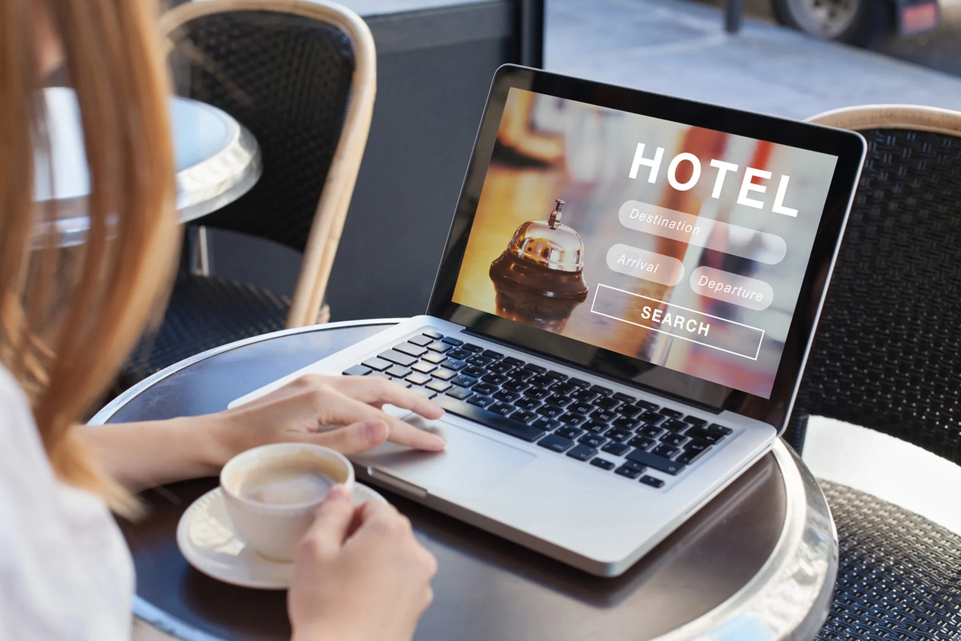 Joven reservando un hotel por internet para planear su viaje
