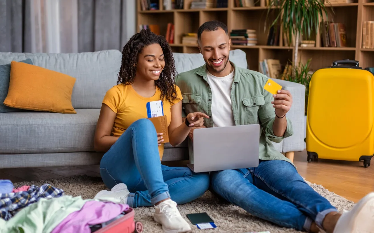 couple-booking-vacations-online