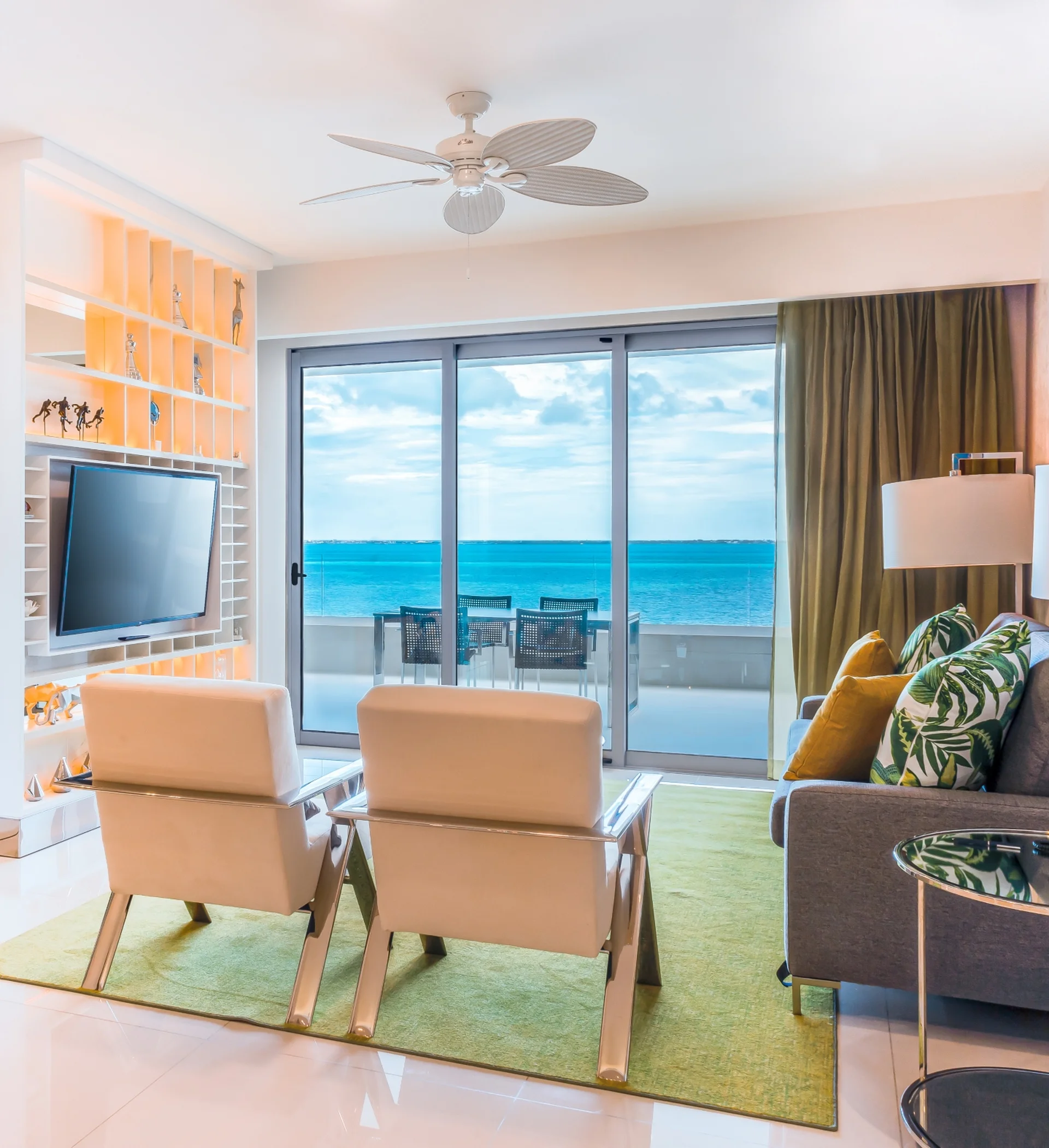 one-bedroom-ocean-view-suite-with-living-room