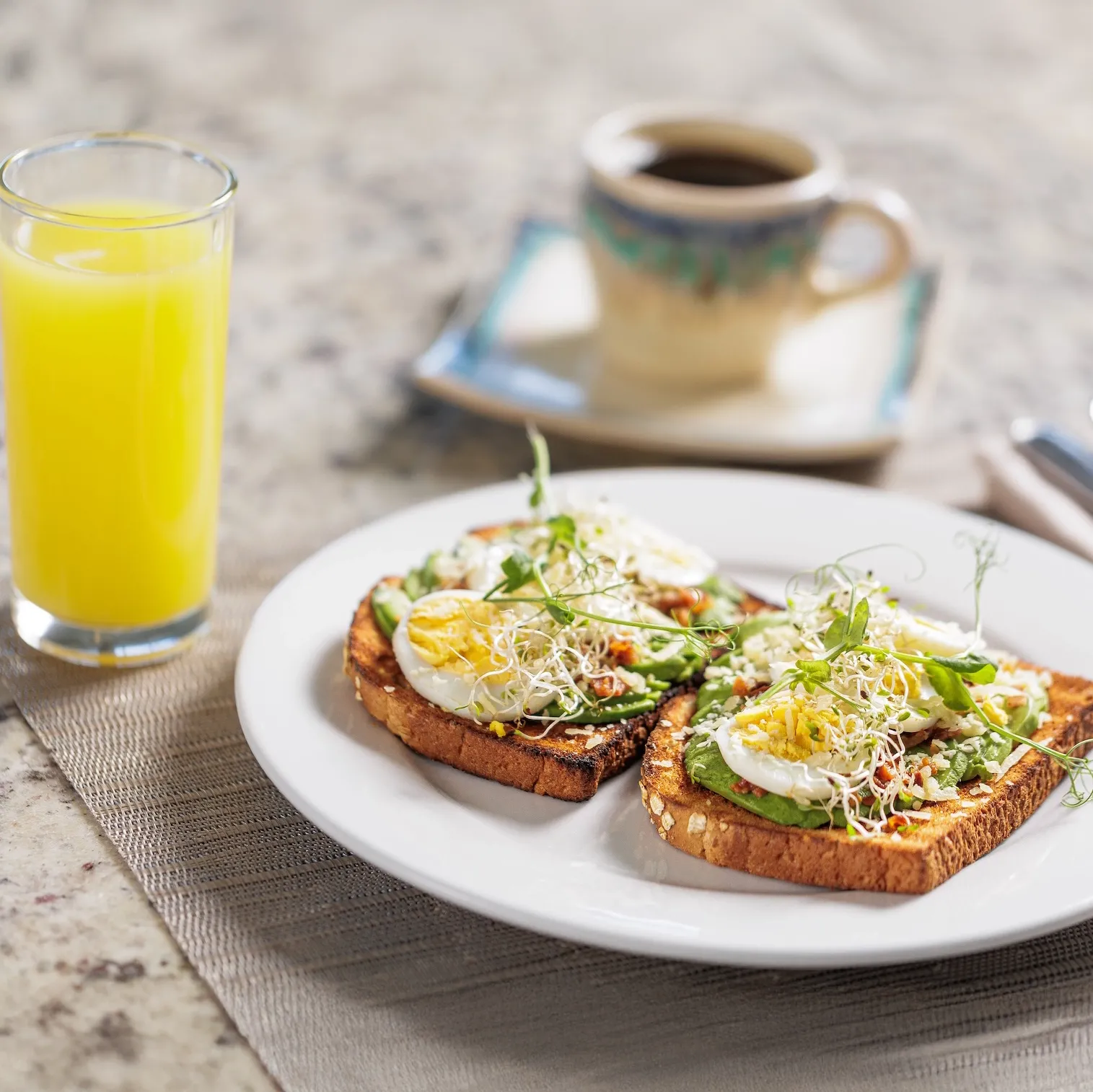 Dining Room service Toast de aguacate