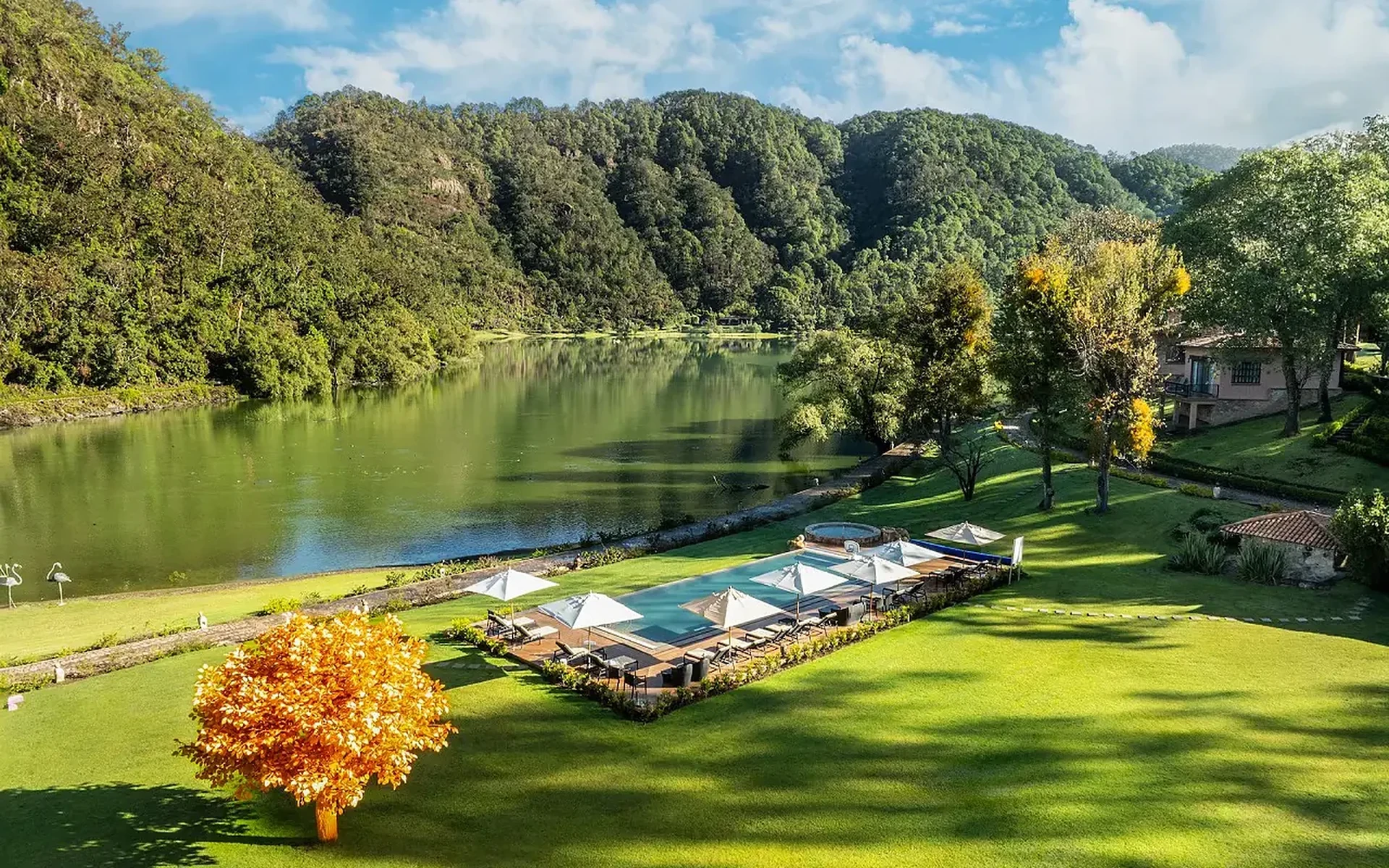 Vista aerea de las instalaciones de Sierra Lago Resort & Spa en Mascota, Jalisco