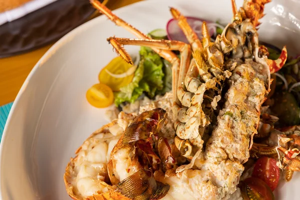 GBPV-dining-blanca-blue-dish-Langosta-al-limon