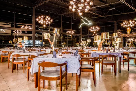 La Terraza dining room with lake and mountain views - Sierra Lago