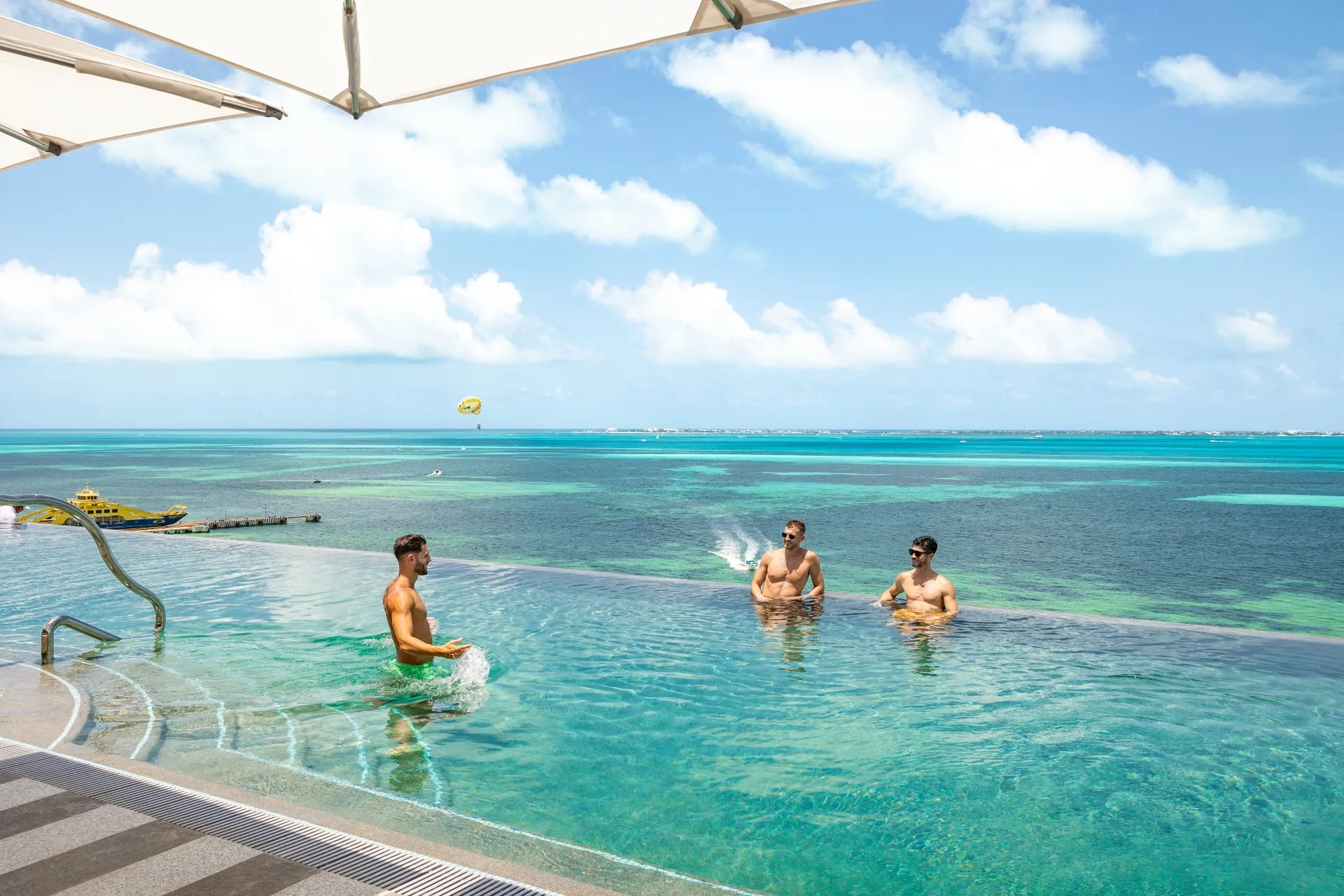 group-of-friends-spending-time-at-hotel-mousai-cancun-rooftop