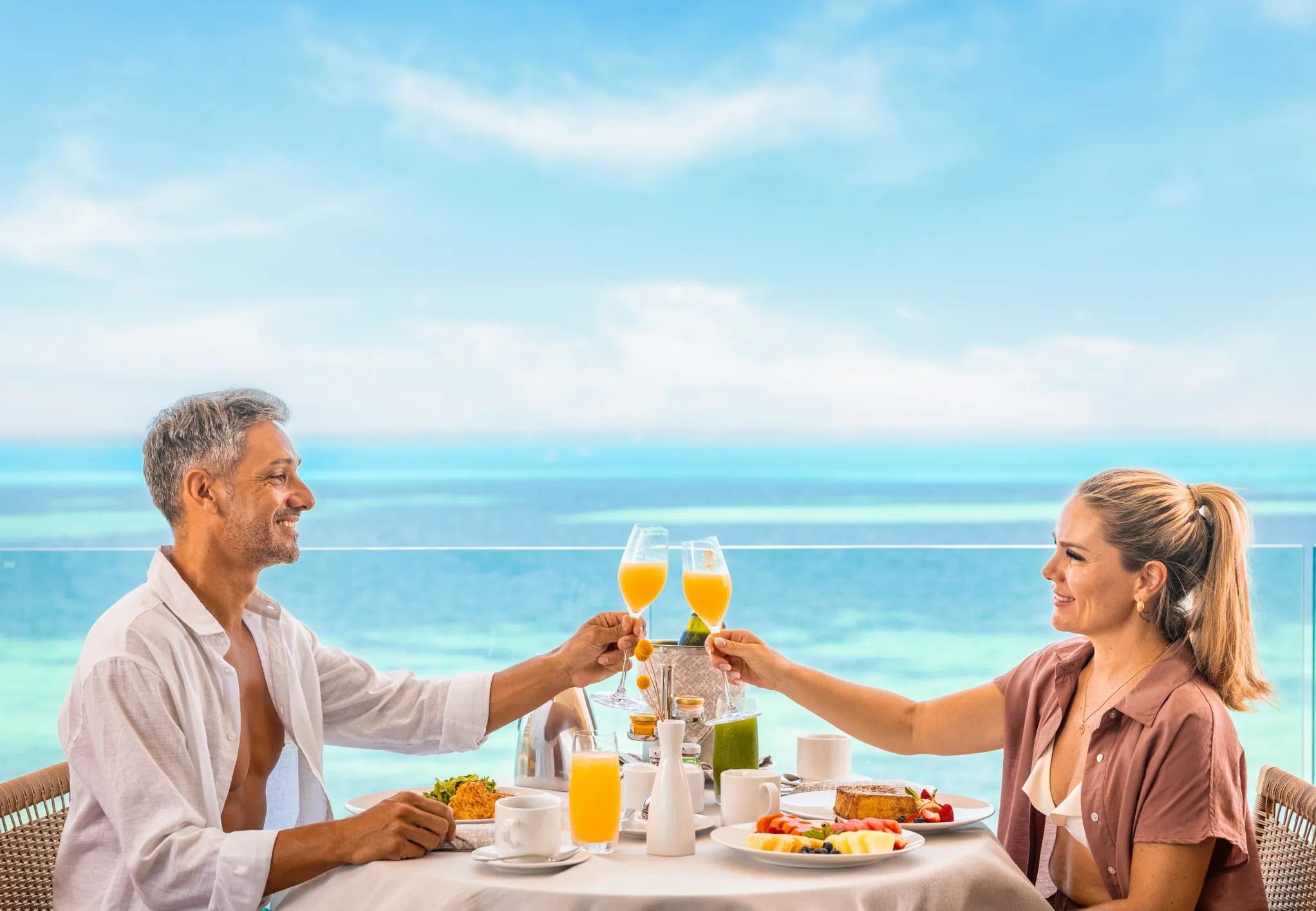 couple-having-breakfast-at-their-hotel-mousai-cancun-suite