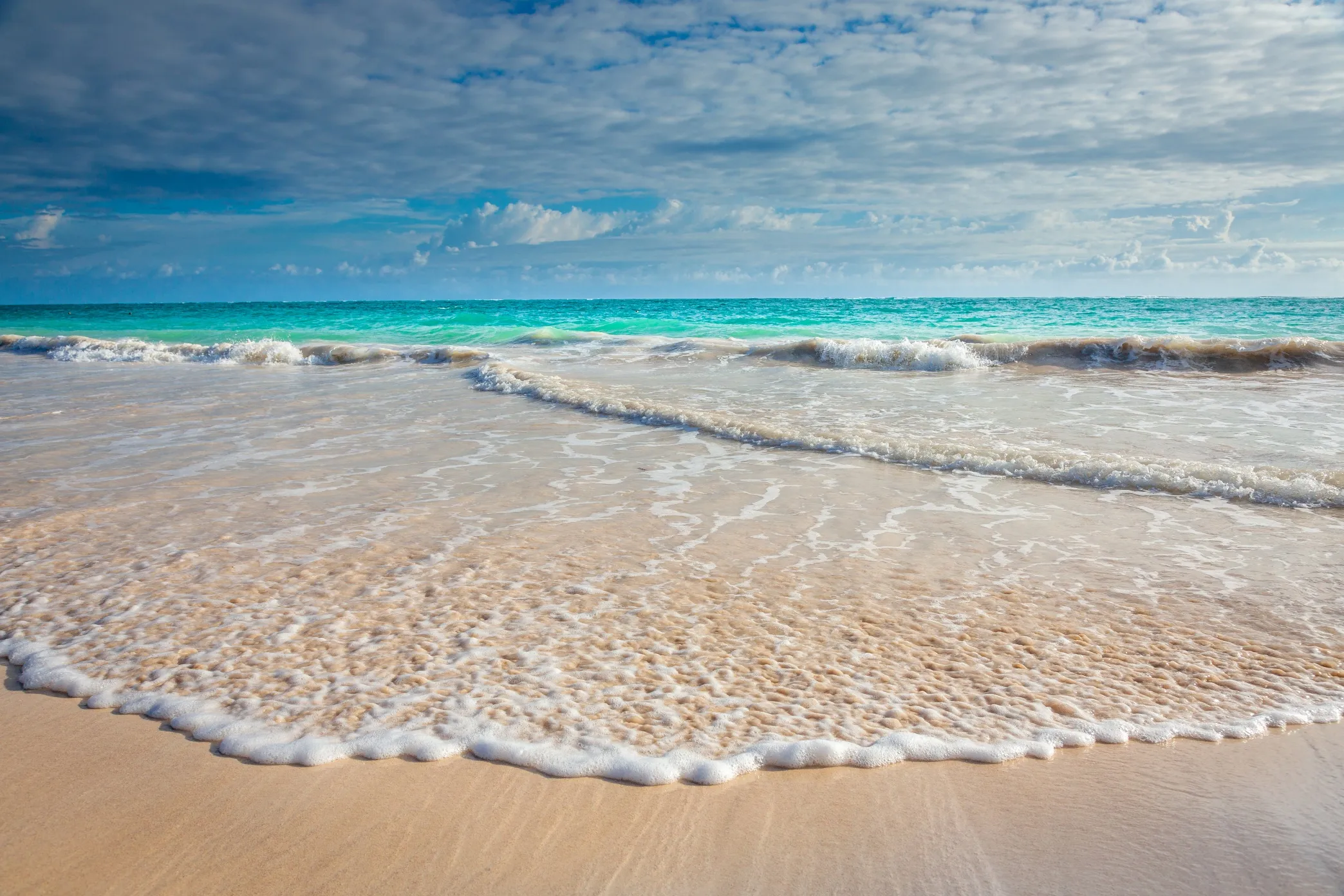 white-sand-beach-in-cancun-with-turquoise-water