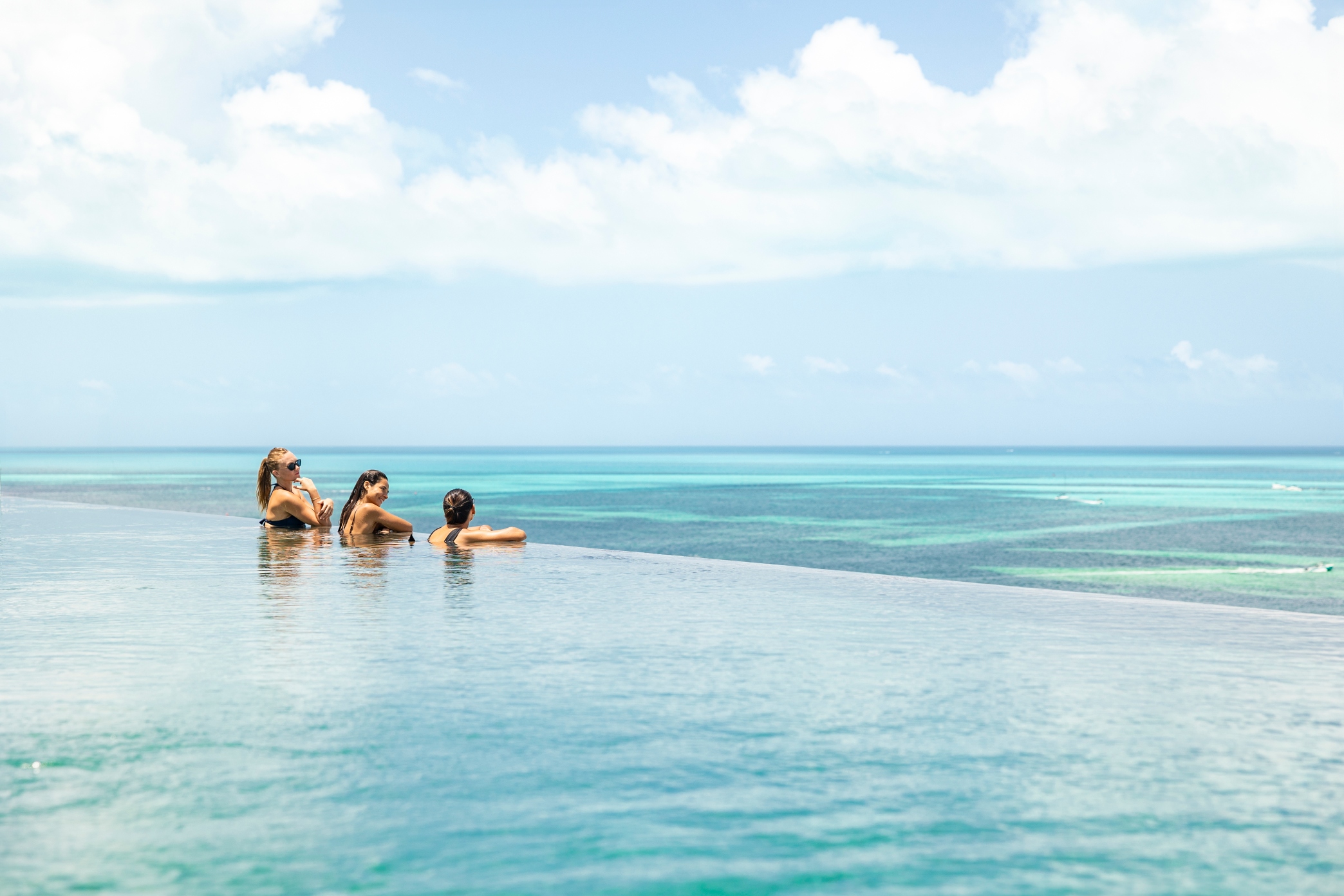 girls-watching-the-sea-from-the-hotel-mousai-cancun-rooftop