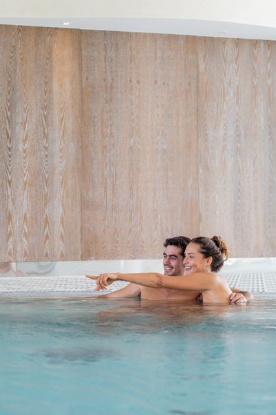 guests having a hidrotherapy