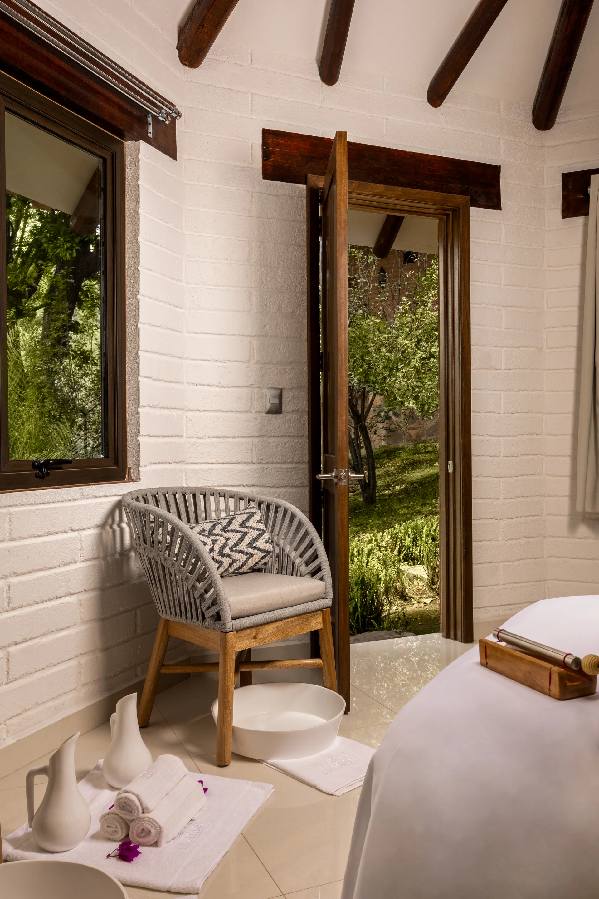 Sierra Lago Resort & Spa - Vertical view of a treatment room with armchair and massage table