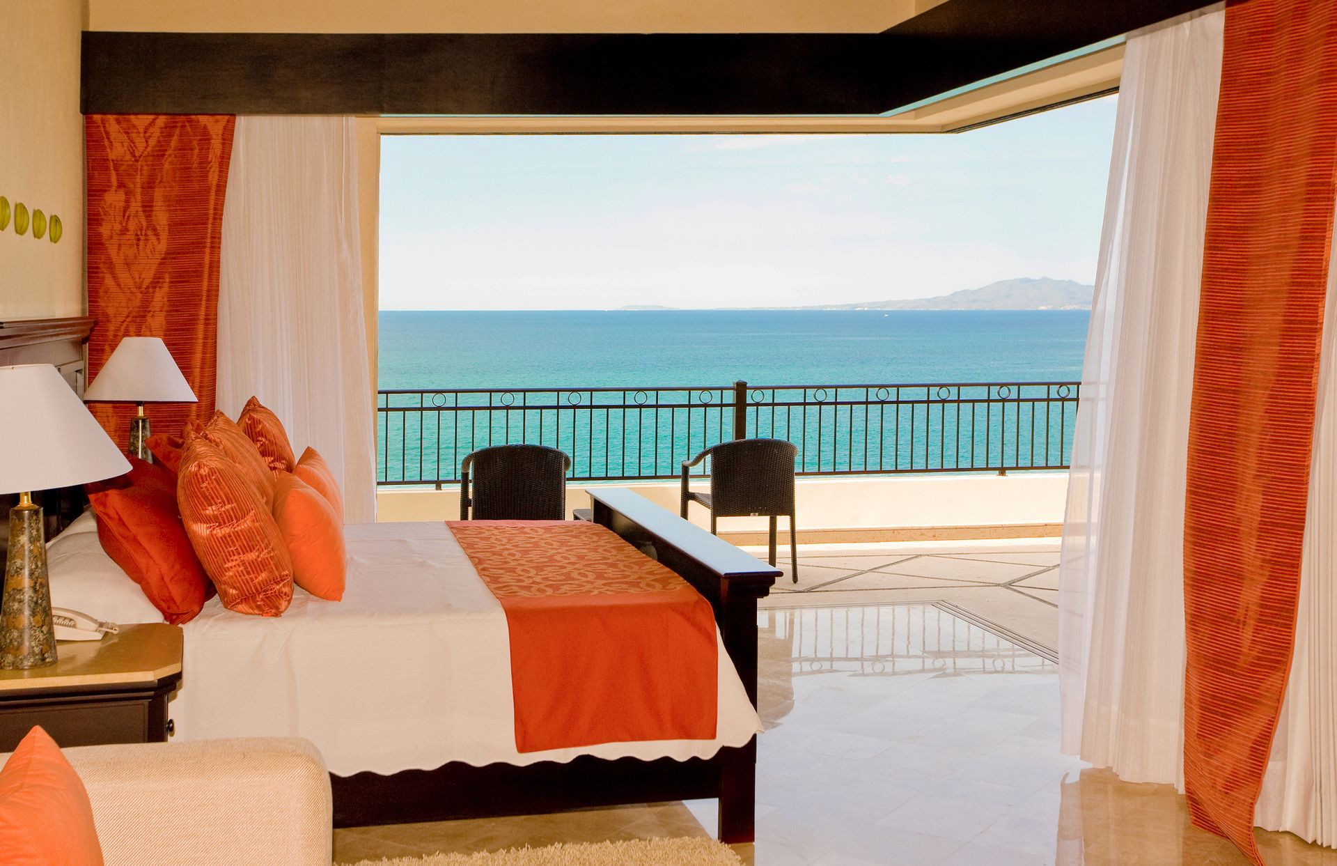 10-8-5_GBPV_Suites_Honeymoon-Oceanfront-Suite-05