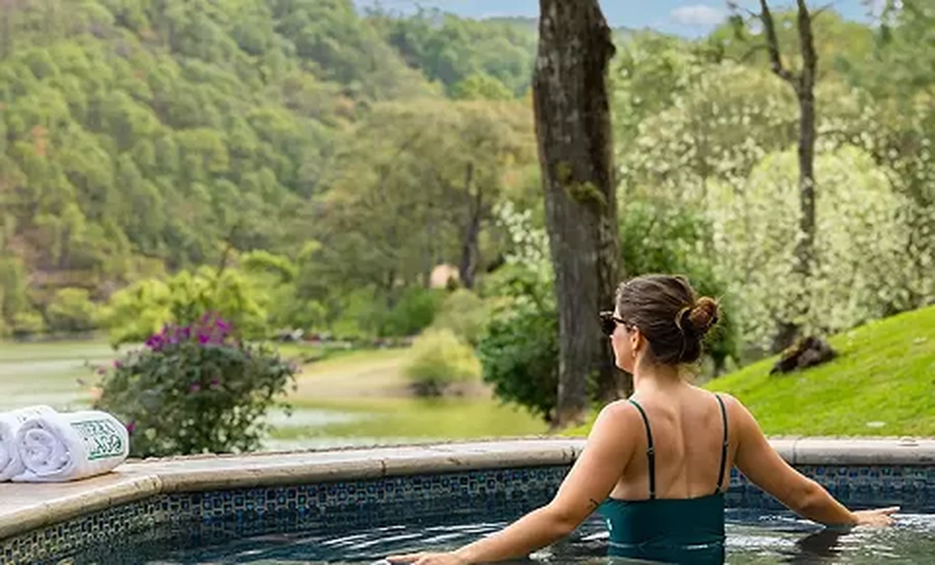 Sierra Lago Resort & Spa - Woman relaxing in the outdoor jacuzzi facing the lake and gardens