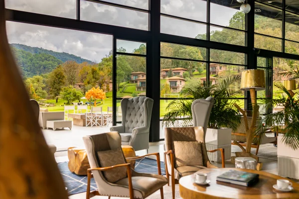 Sierra Lago Resort & Spa - Upholstered armchairs and coffee table with mountain and cabin views through large windows
