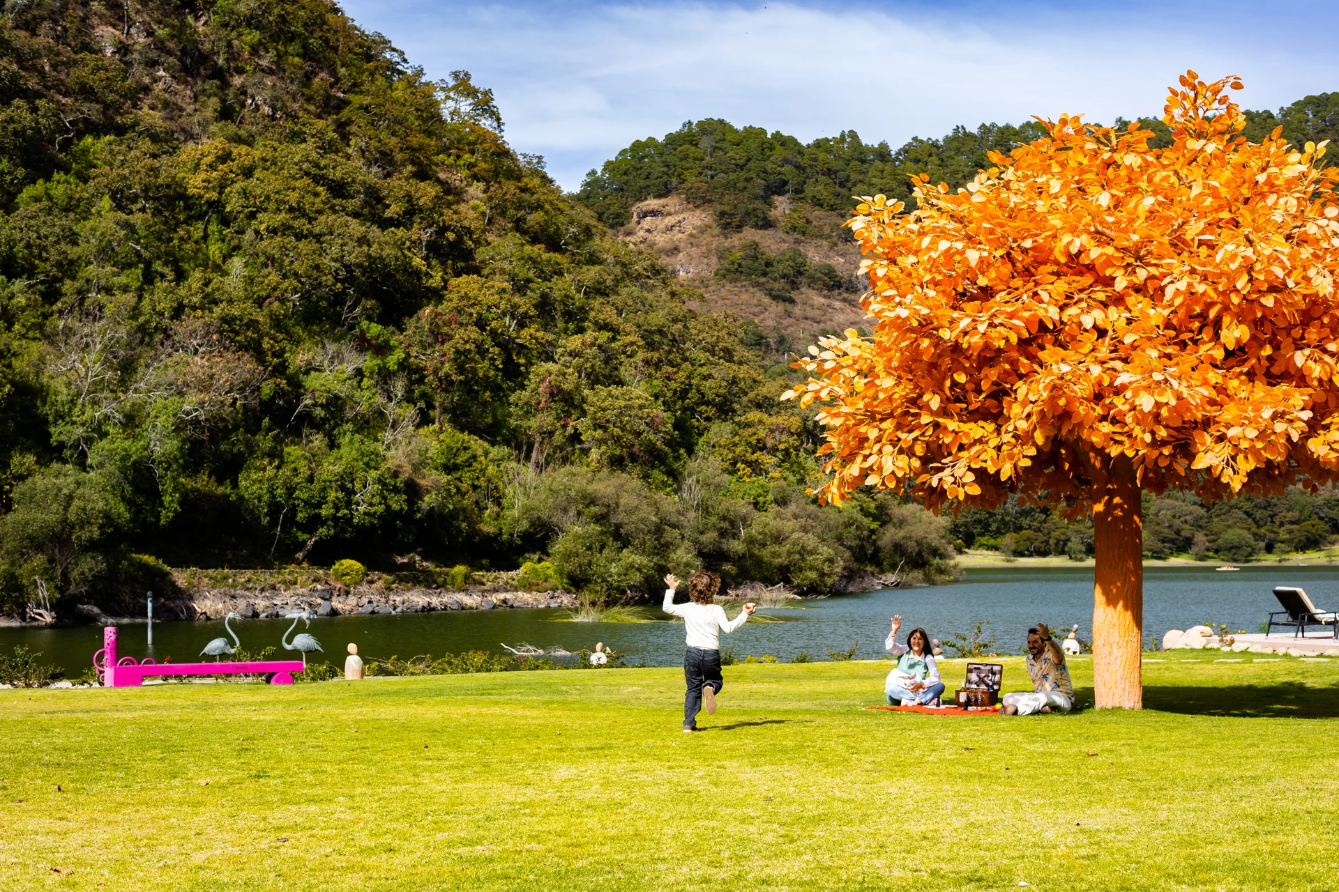 Sierra Lago Resort & Spa - Families enjoying a picnic on the lawn by the lake