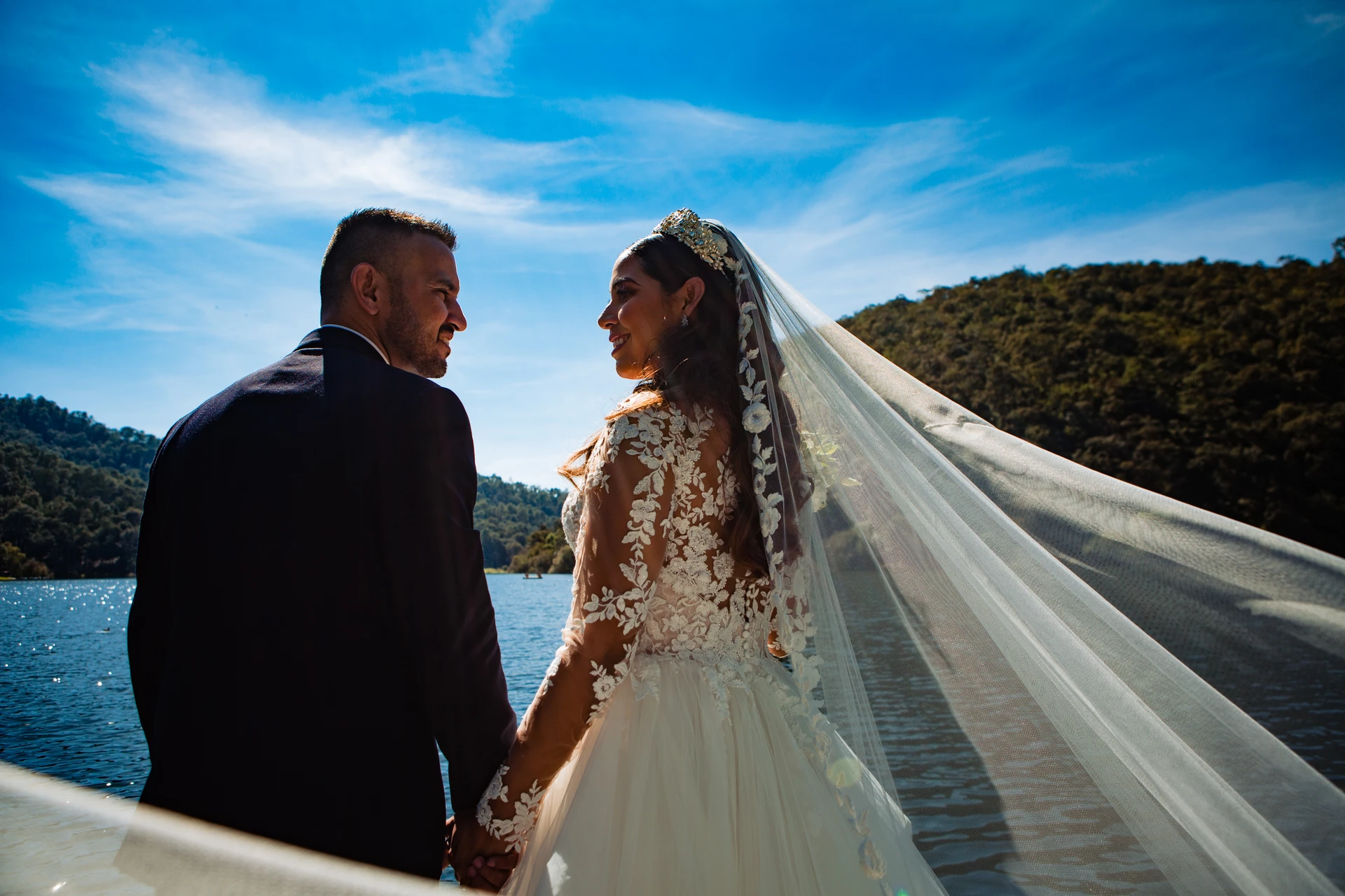 Ceremonia de boda al aire libre con sombrillas blancas e invitados junto a la Laguna de Juanacatlán
