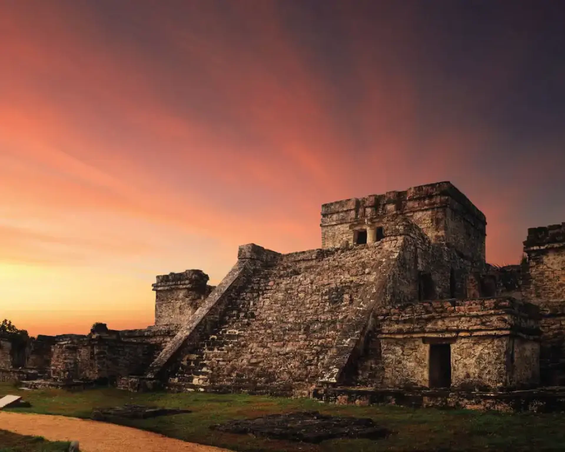 el castillo mayan ruin