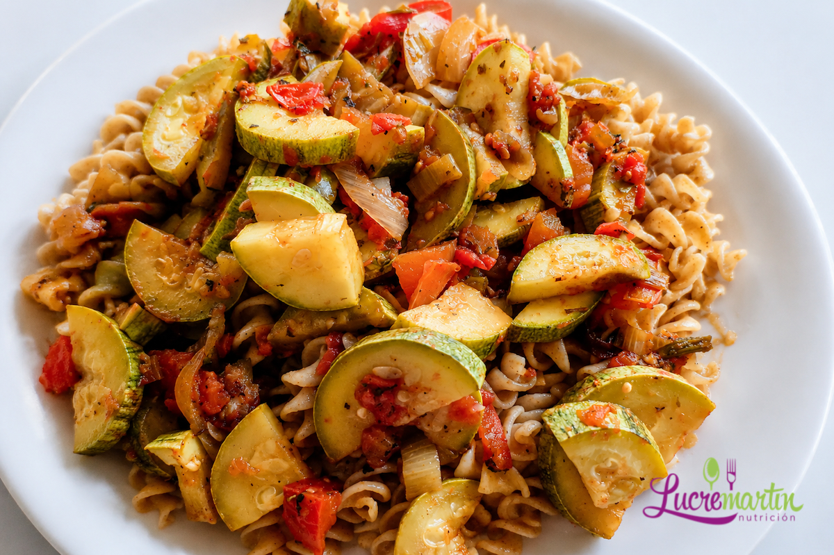 Fideos con zucchinis y salsa de tomate