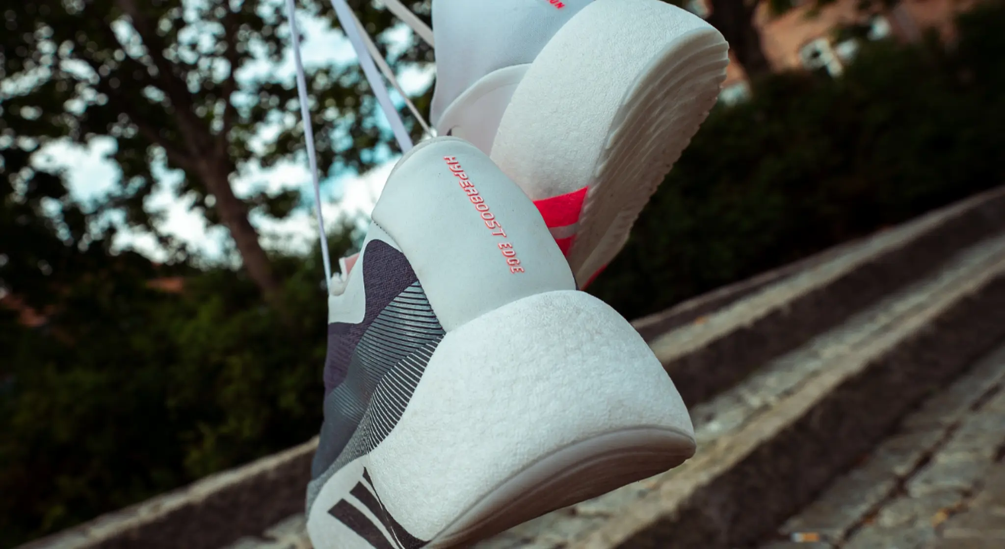 Närbild på adidas skor