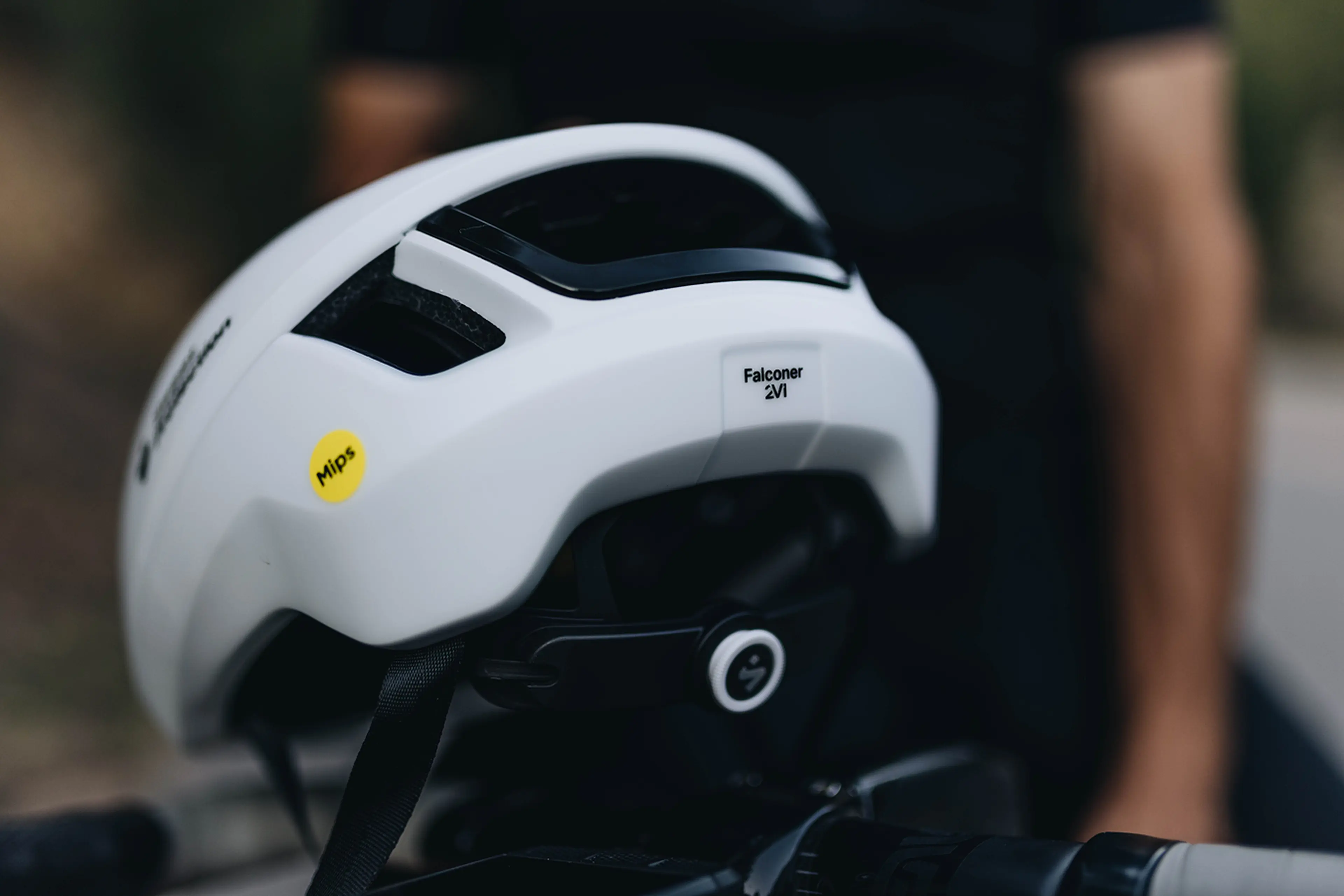 Falconer 2Vi® Mips bike helmet, close-up
