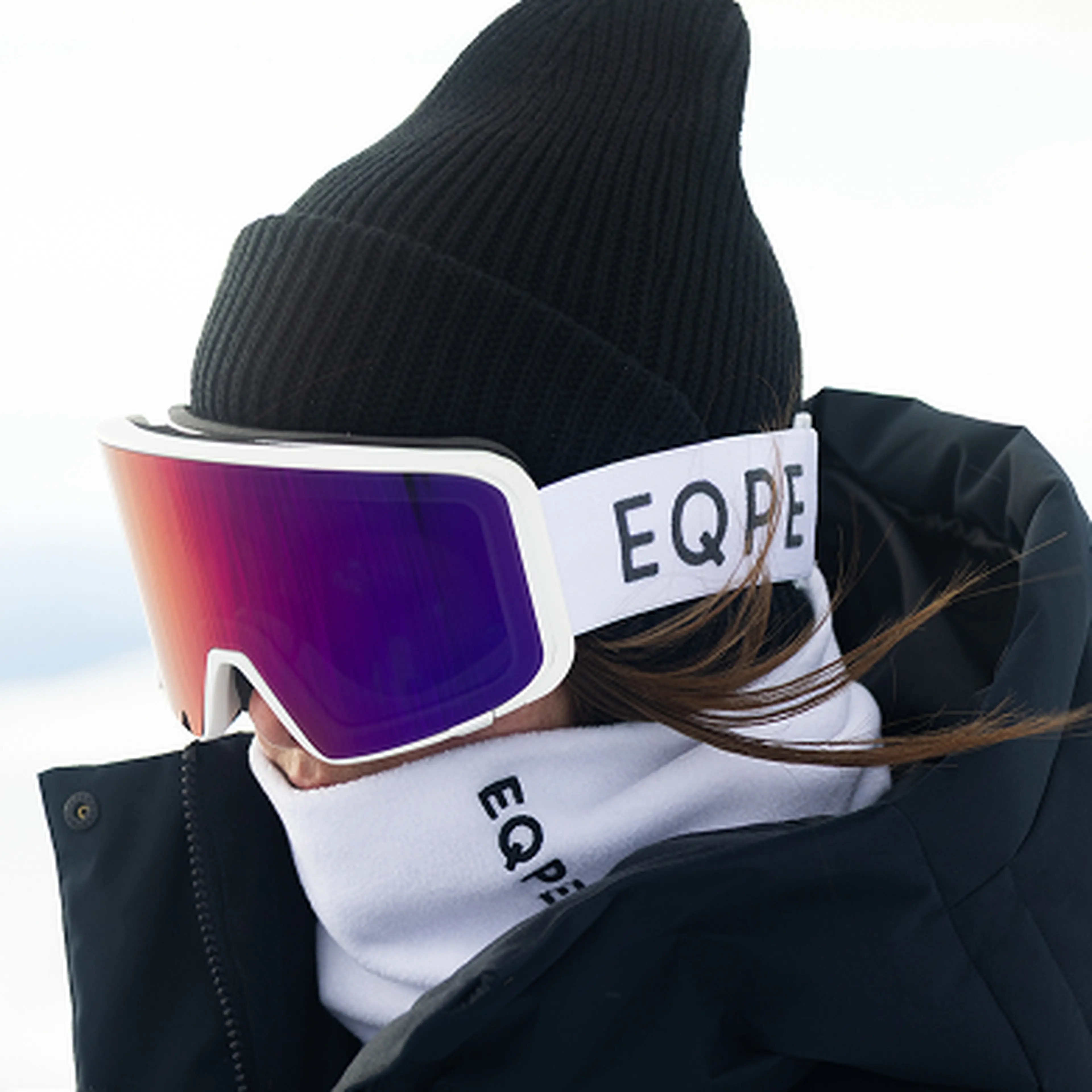 Close-up on a person i goggles and benie