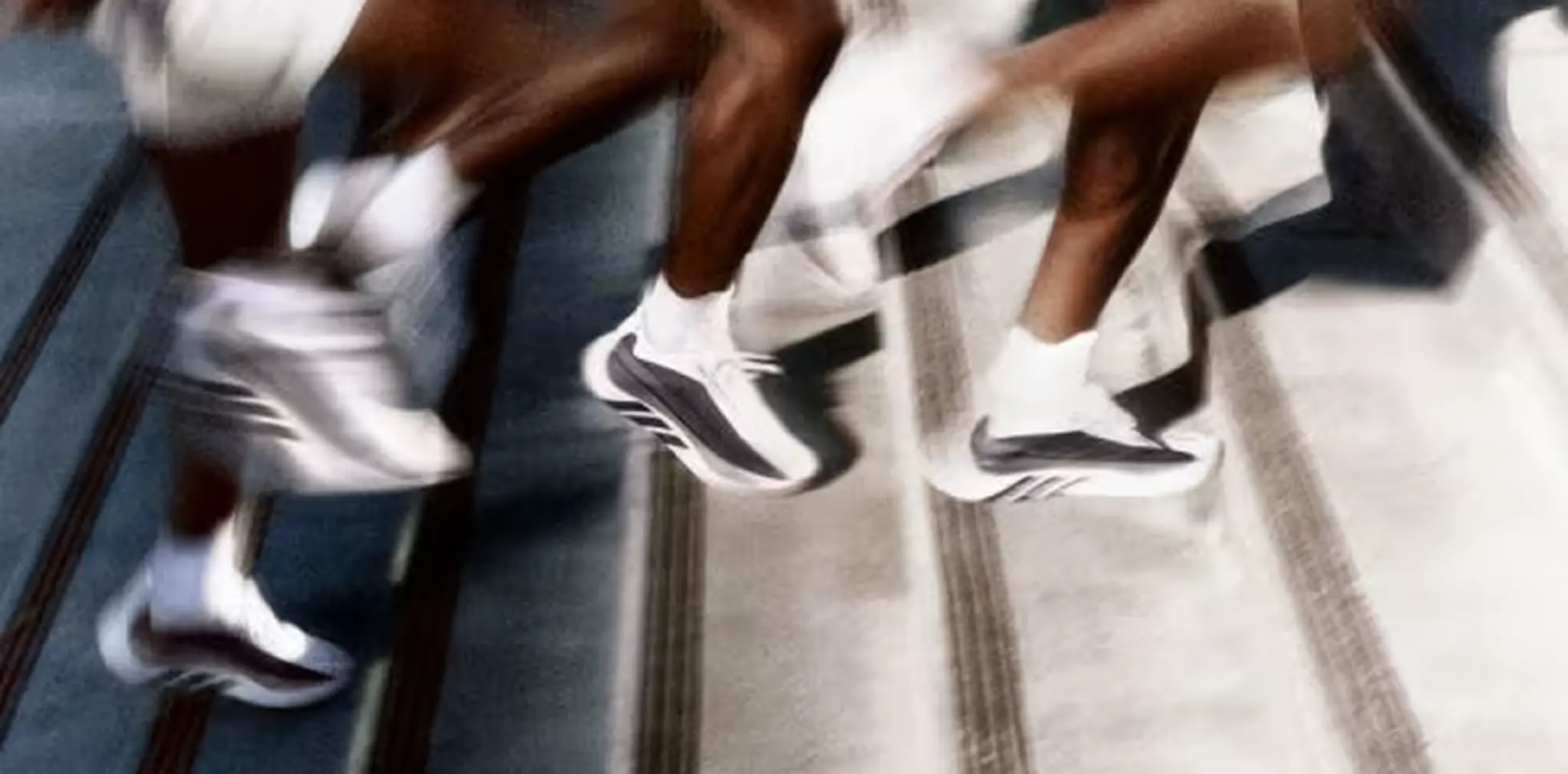 Närbild på adidas skor i rörelse
