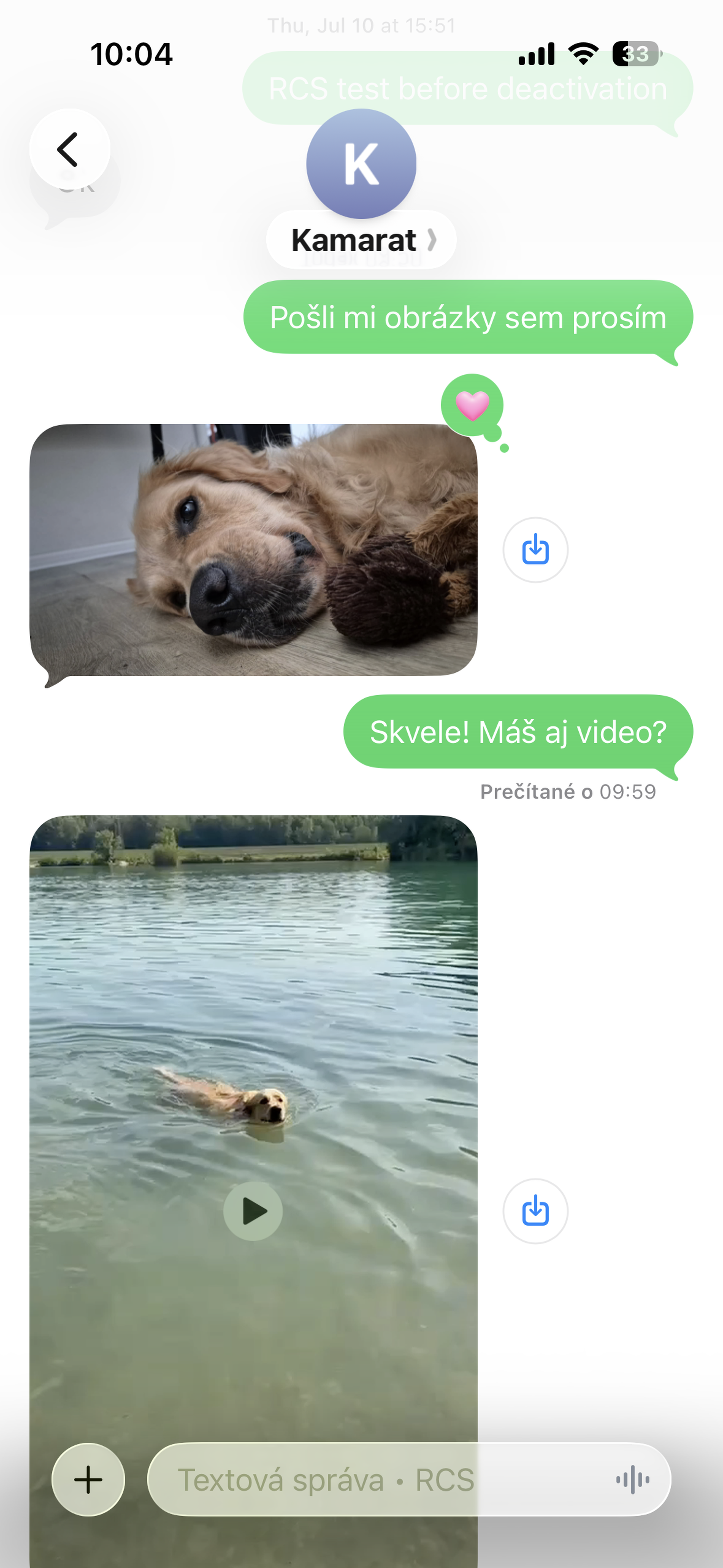 Screenshot RCS Communication Komunikácia v aplikácii Správy medzi dvomi účastníkmi formou RCS. Poslaný text „Pošli mi obrázky sem prosím“. Odpoveď je obrázok psa, ako leží. Reakcia k obrázku je pridané srdiečko. Ďalší odoslaný text „Skvelé! Máš aj video?“, pod textom oznámenie z aplikácie o prečítaní správy aj s dátumom, s presnosťou na minúty. Odpoveď tentokrát je video zachytávajúce psa plávajúceho vo vode.