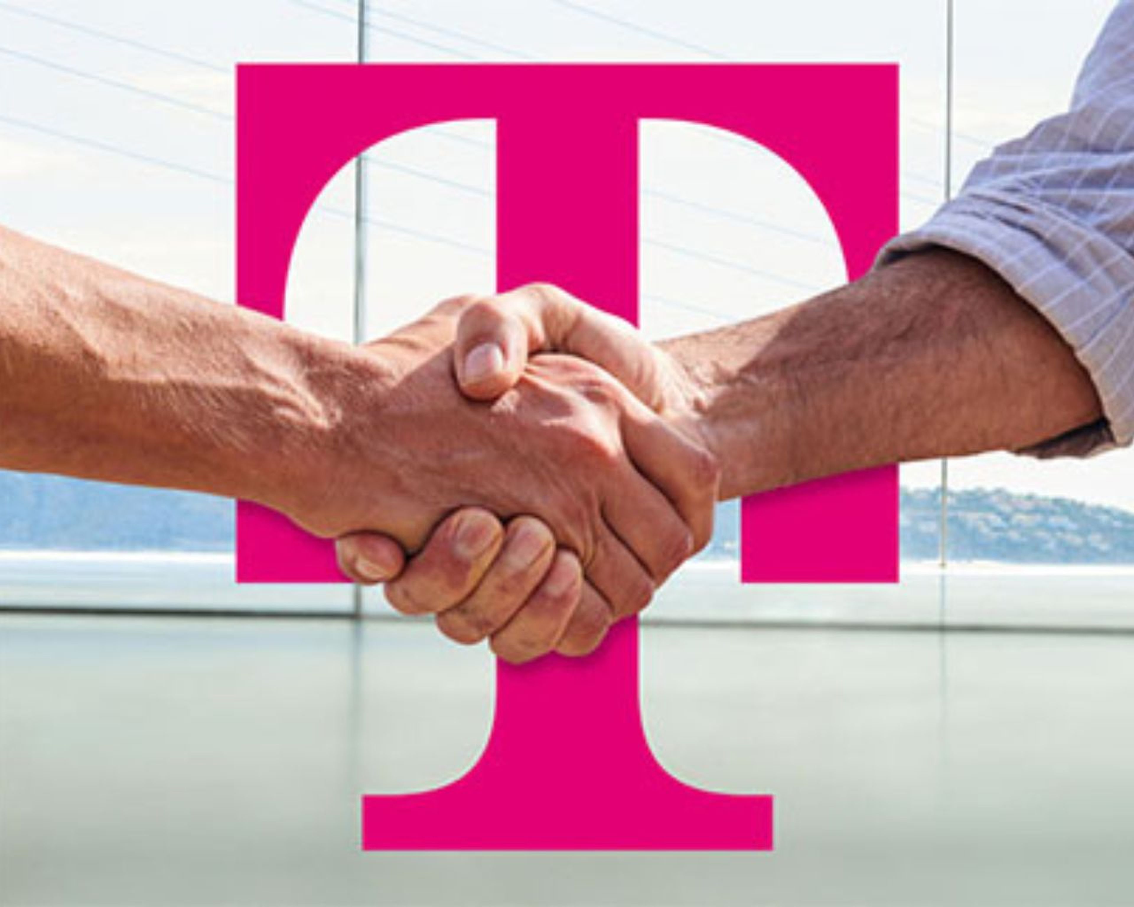 Prečo sa stať Telekom franchise partnerom Dvaja ľudia si podávajú ruky pred veľkým ružovým logom „T“, ktoré symbolizuje partnerstvo alebo dohodu, s rozmazaným vonkajším pozadím.