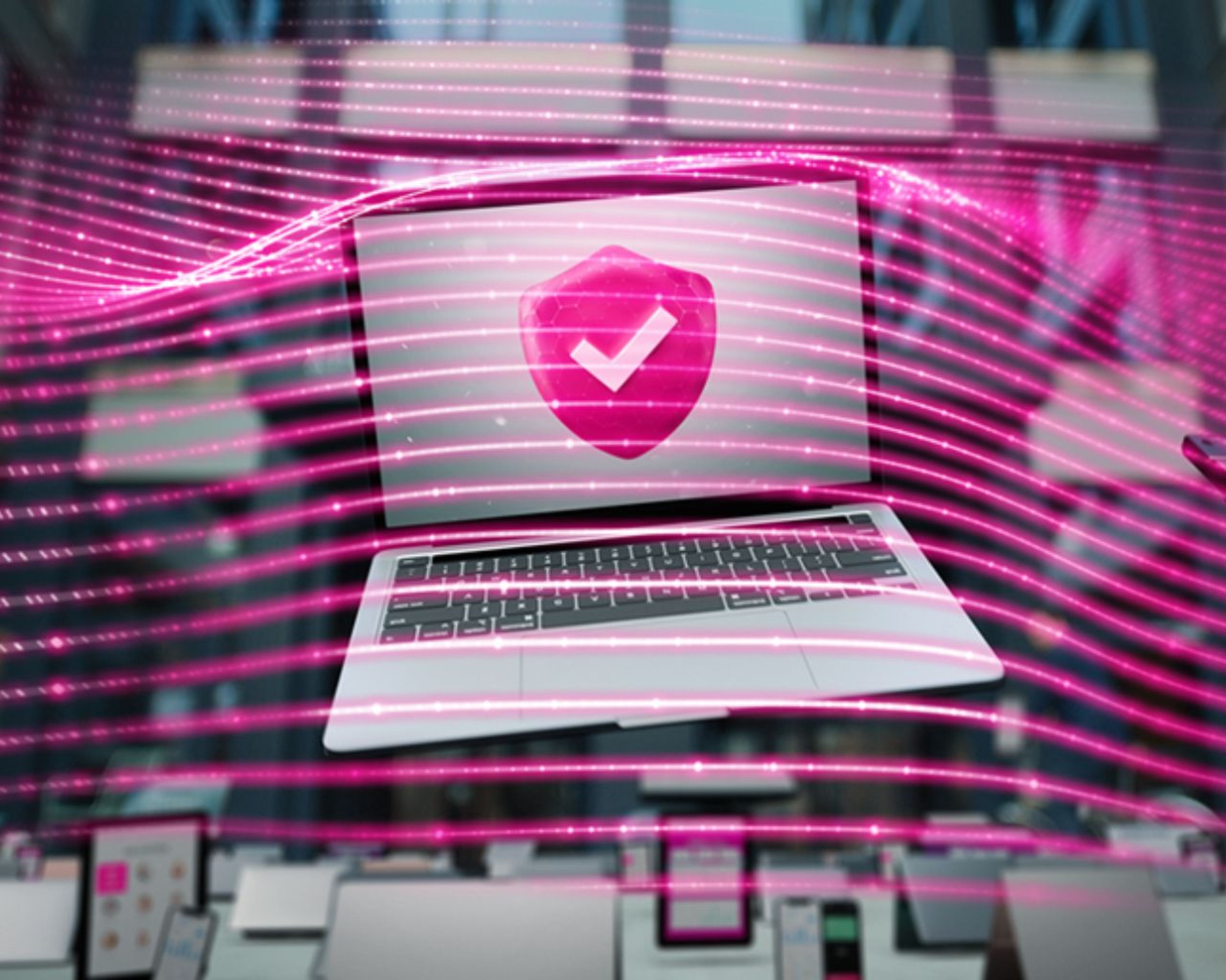 Notebook s ružovým štítom a fajkou na obrazovke, obklopený ružovými digitálnymi vlnami, symbolizujúcimi kybernetickú bezpečnosť.