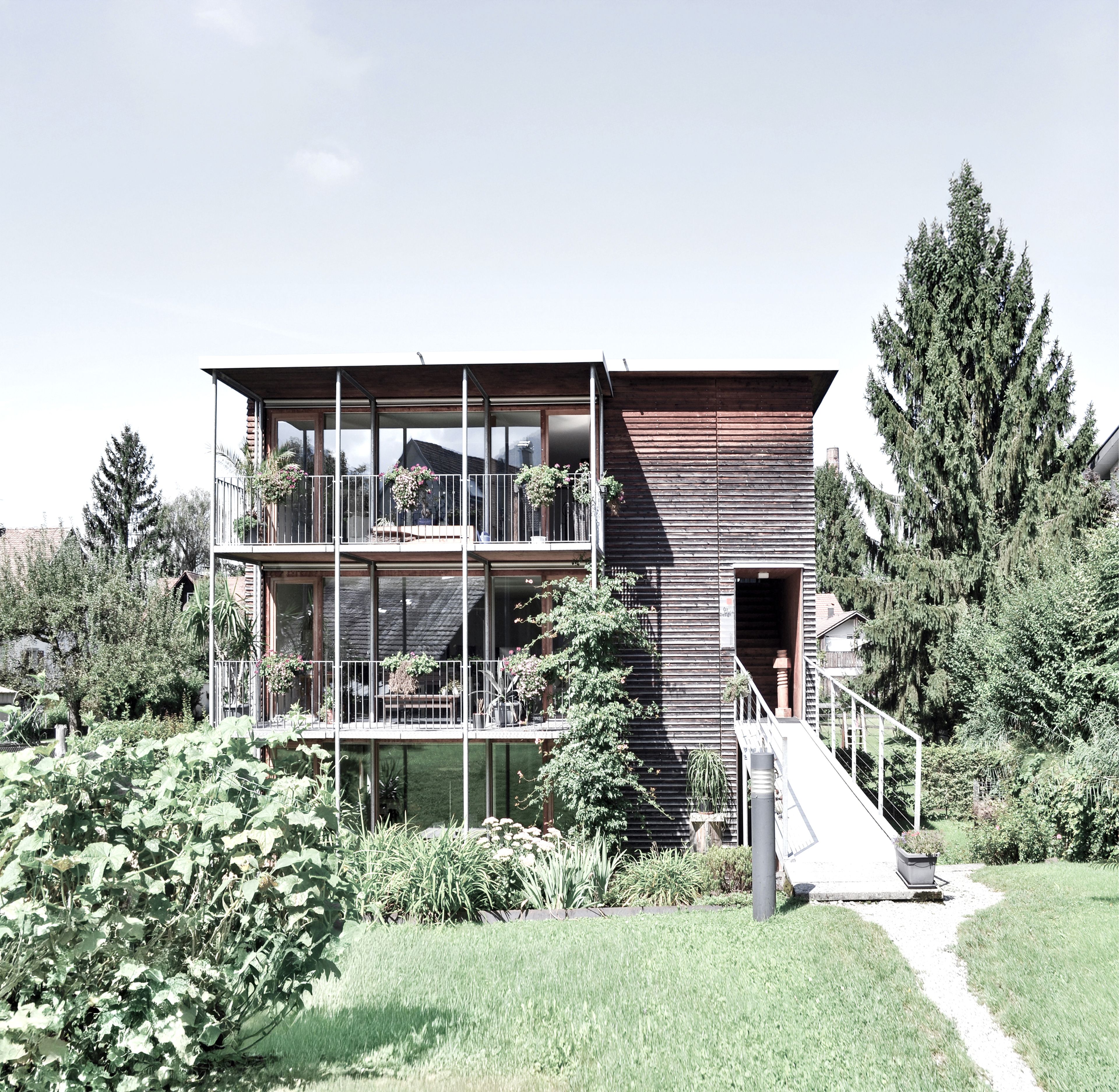 Agentursitz Ölz GrafikDesign GmbH, dreigeschossiger Holzbau mit viel Garten und Grün