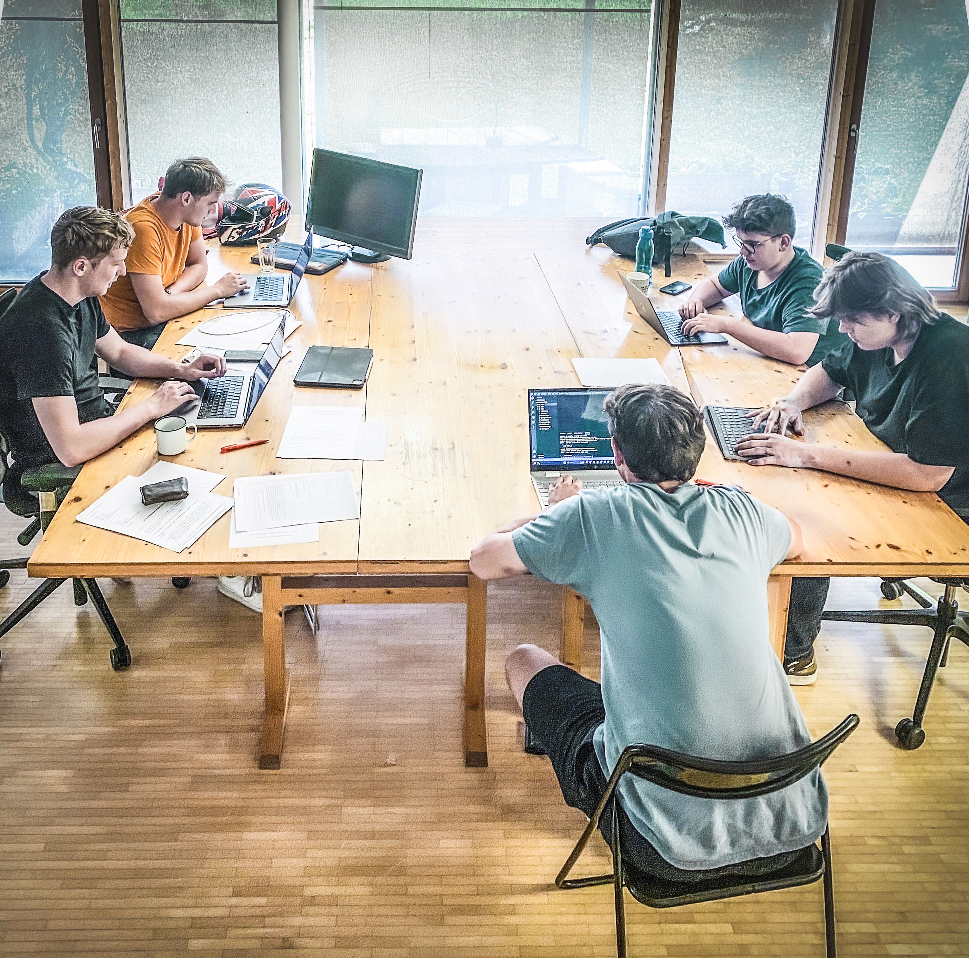 Arbeitende Personen an einem Tisch