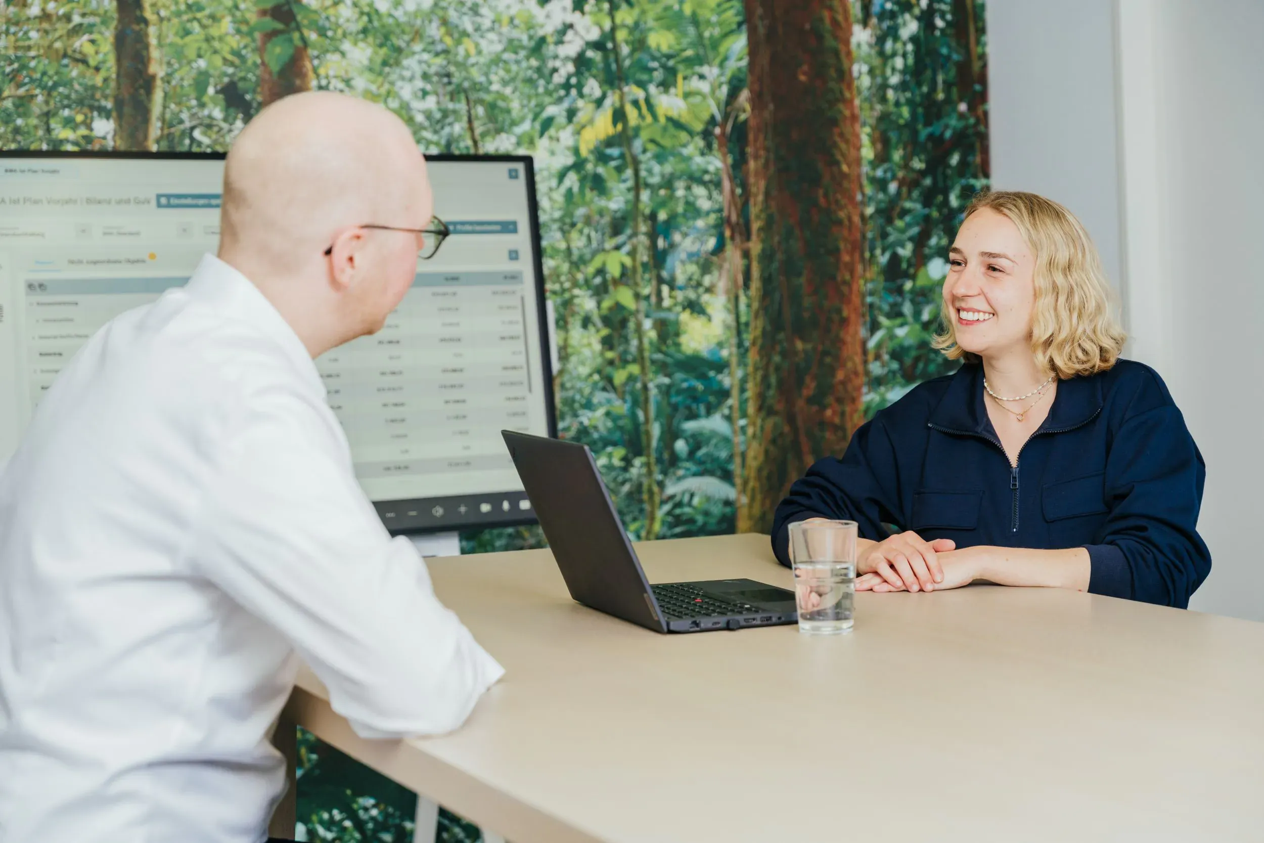 https://a.storyblok.com/f/286084978961907/2500x1667/4c808032ae/karriere_header_kaufmanniche-berufe-und-interne-services.webp