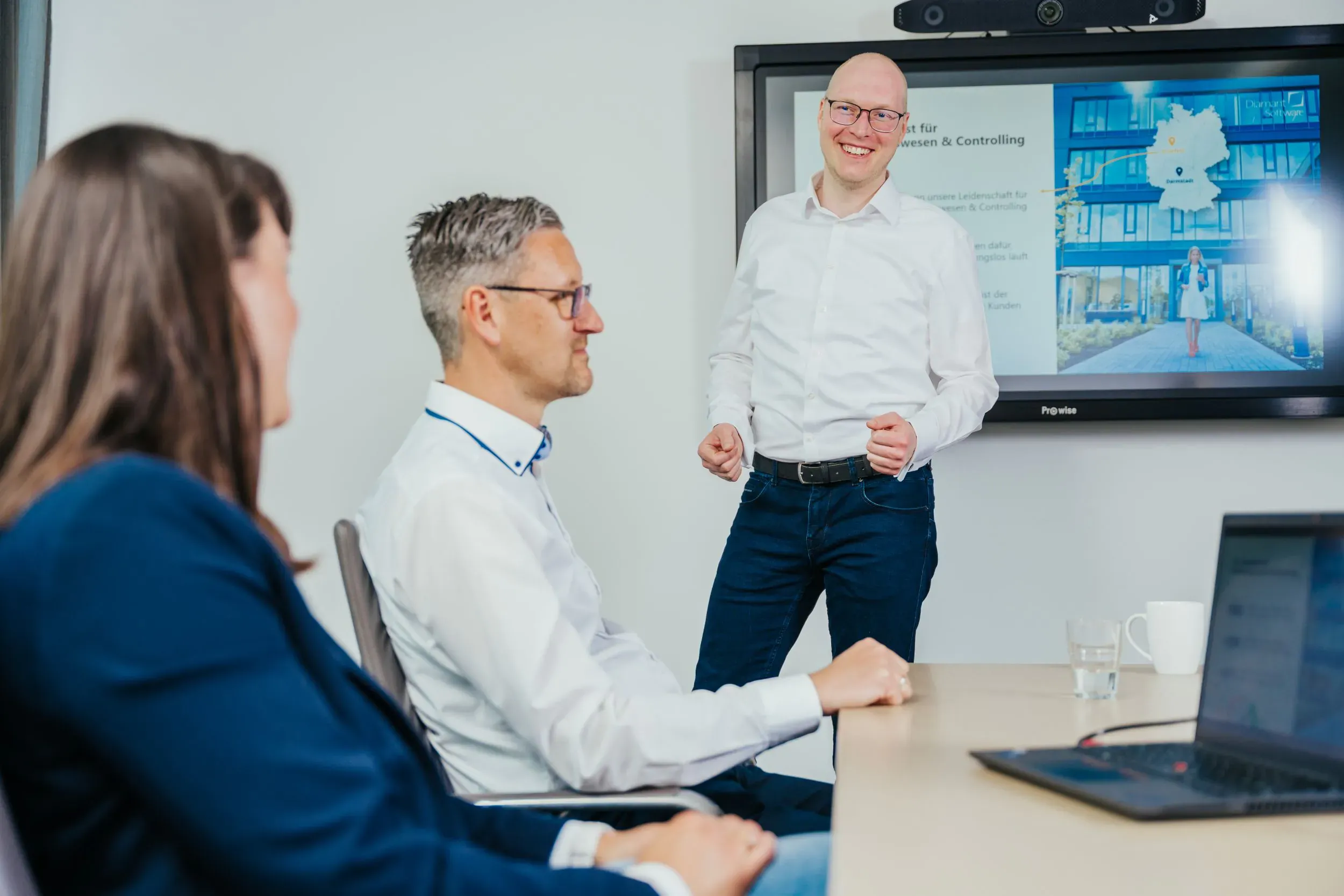 https://a.storyblok.com/f/286084978961907/2500x1667/cc133a55f9/karriere_header_vertrieb-und-consulting.webp