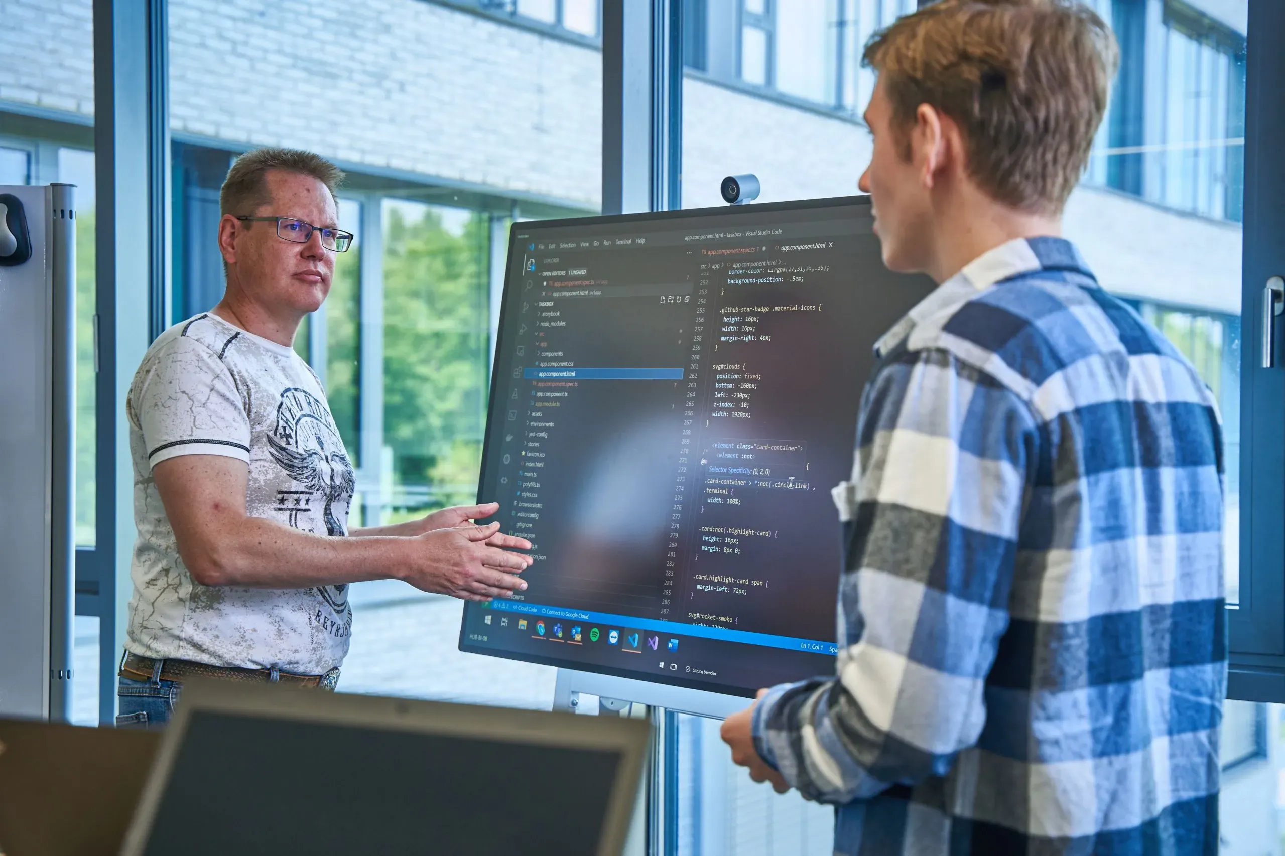 https://a.storyblok.com/f/286084978961907/2560x1706/4495ca4aa7/karriere_header_softwareentwicklung-und-it.webp