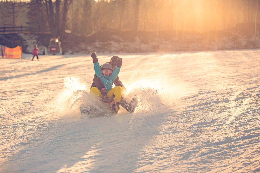Rodeln, Piste, Schnee, Sonnenstrahlen