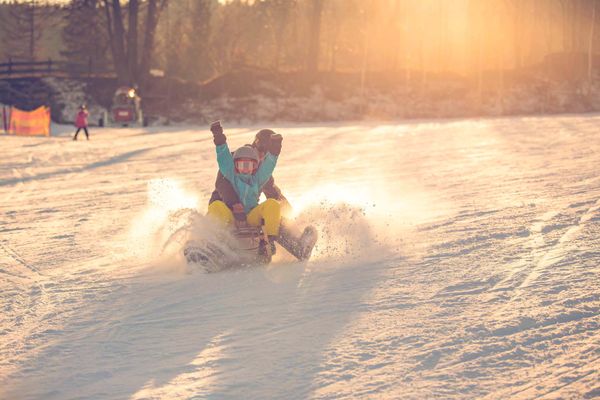 Rodeln, Piste, Schnee, Sonnenstrahlen