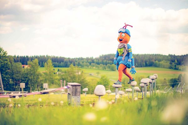 Maskottchen, Motorikpark, Steine, balancieren