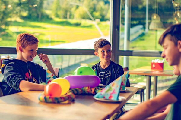 Geburtstagskind, Luftballons, Konfettischlange